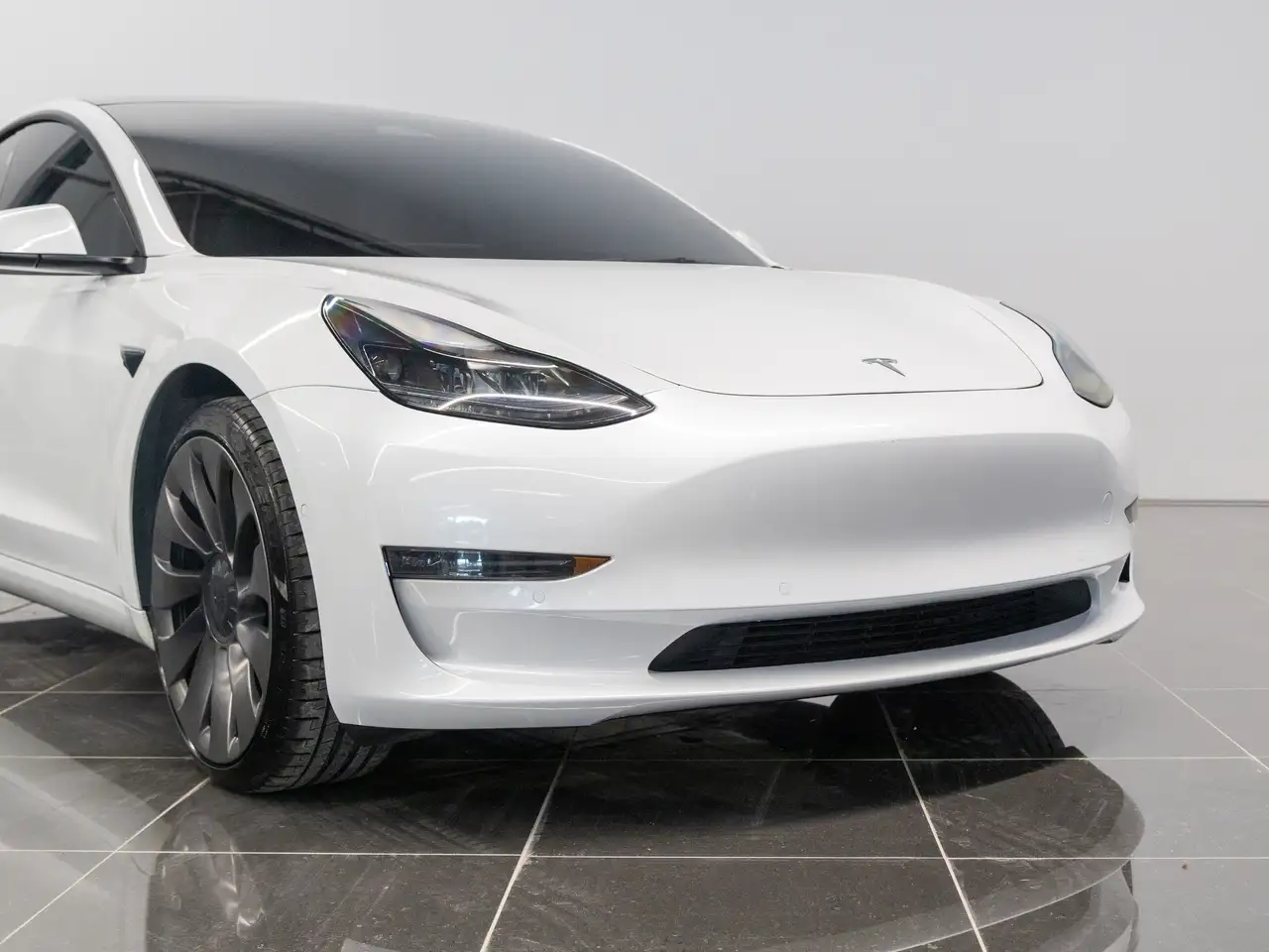 Tesla Model 3 снимка Tesla Model 3