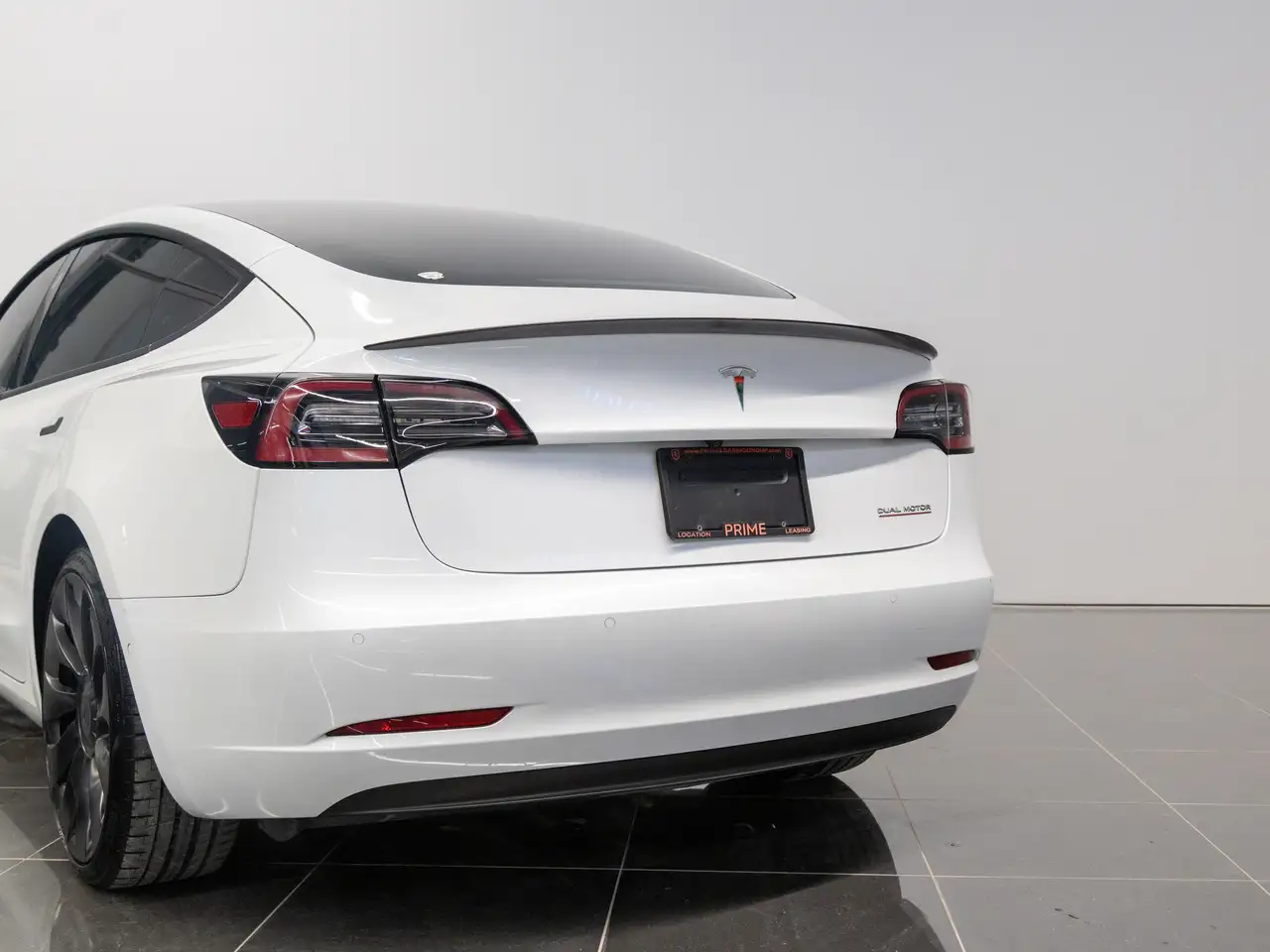 Tesla Model 3 снимка Tesla Model 3