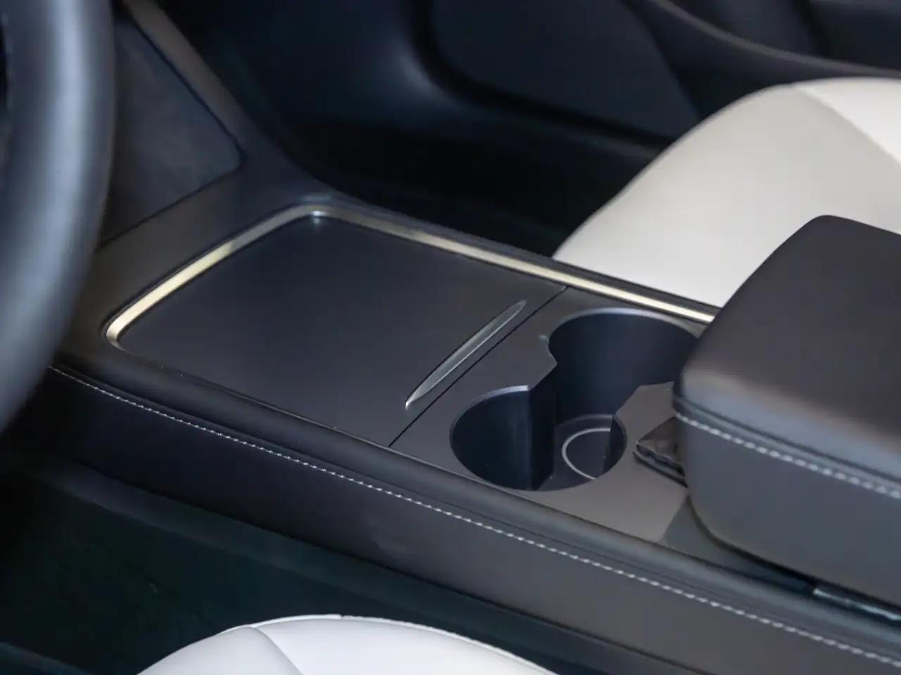 Tesla Model 3 снимка Tesla Model 3