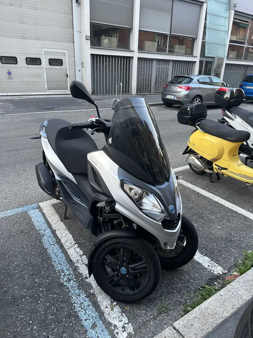 Piaggio MP3 300 MO3 300 HPE - 1