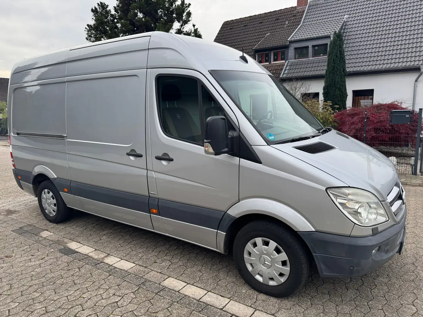 Mercedes-Benz Sprinter 216 CDI STANDHEIZUNG NAVI XENON AHK 1.HAND EURO-5 Grau - 2
