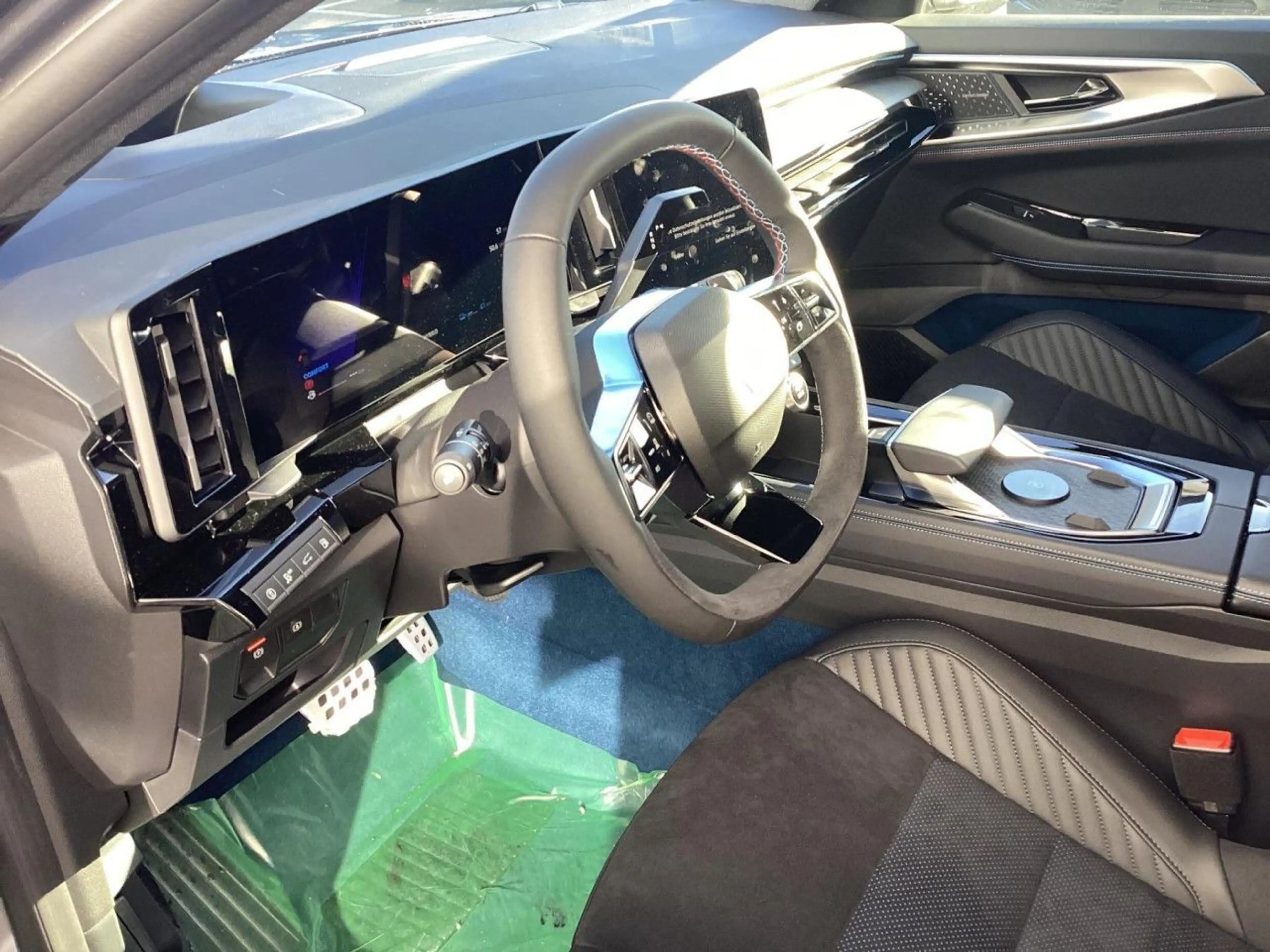 Renault Rafale Atelier Alpine Hyper Hybrid E-Tech 4x4 30 — photo 11