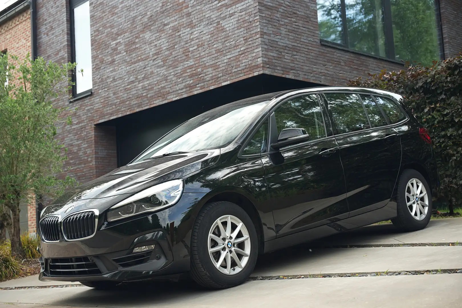 BMW 218 218i Gran Tourer LED/Leder/NaviPro/HUD/Zetelvw/PDC Zwart - 1