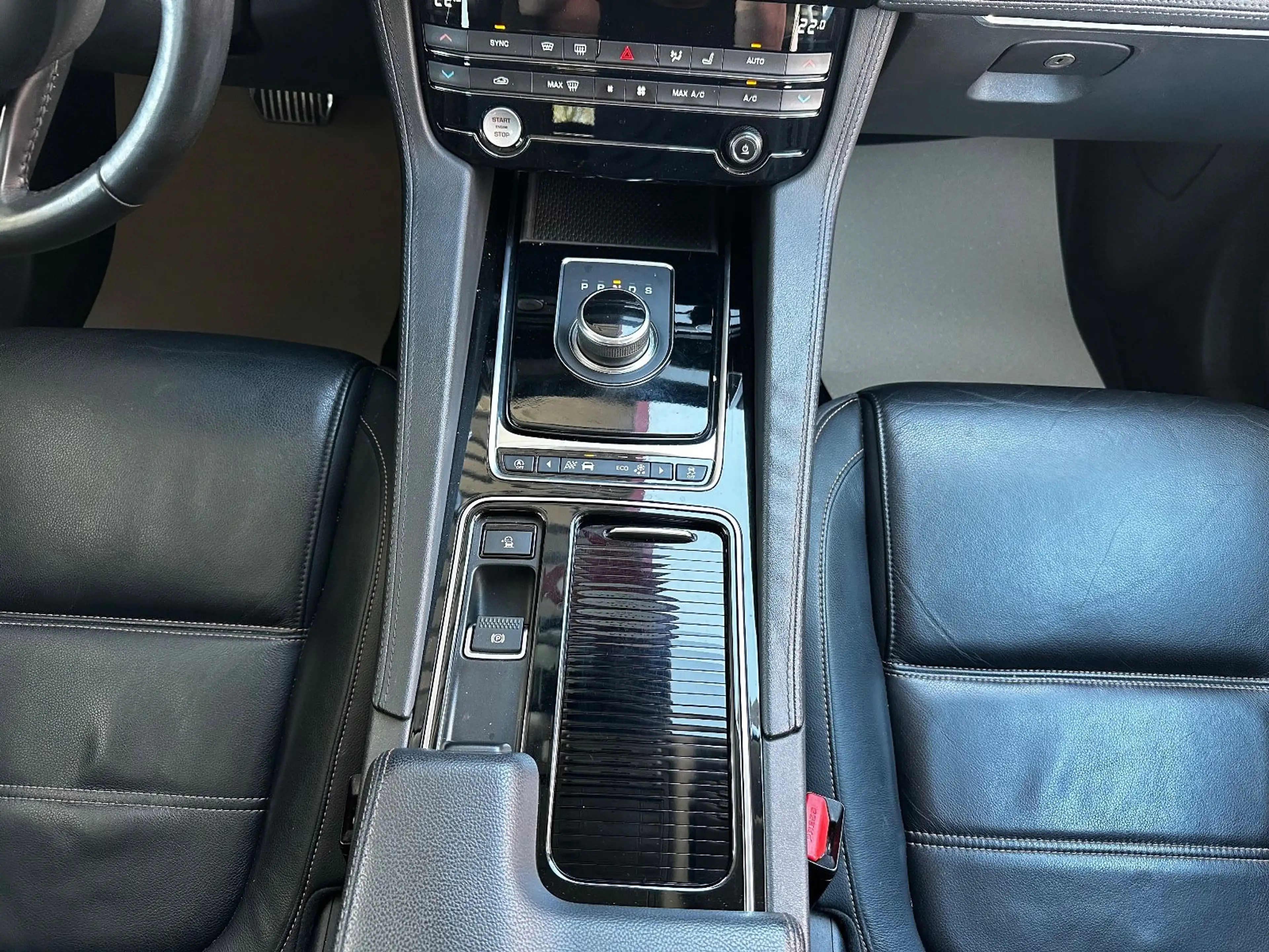 Jaguar F-Pace Prestige AWD — photo 32