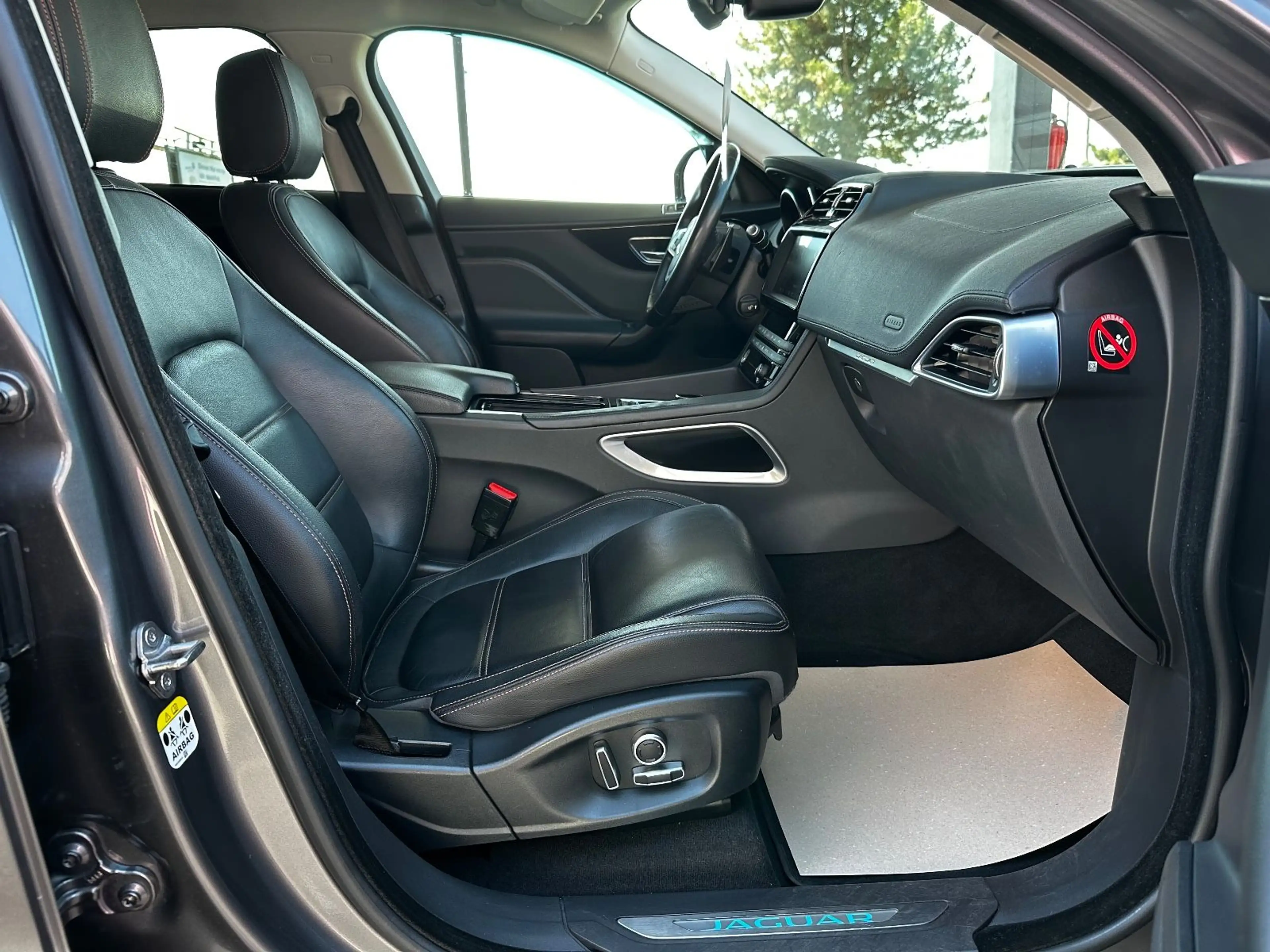 Jaguar F-Pace Prestige AWD — photo 23