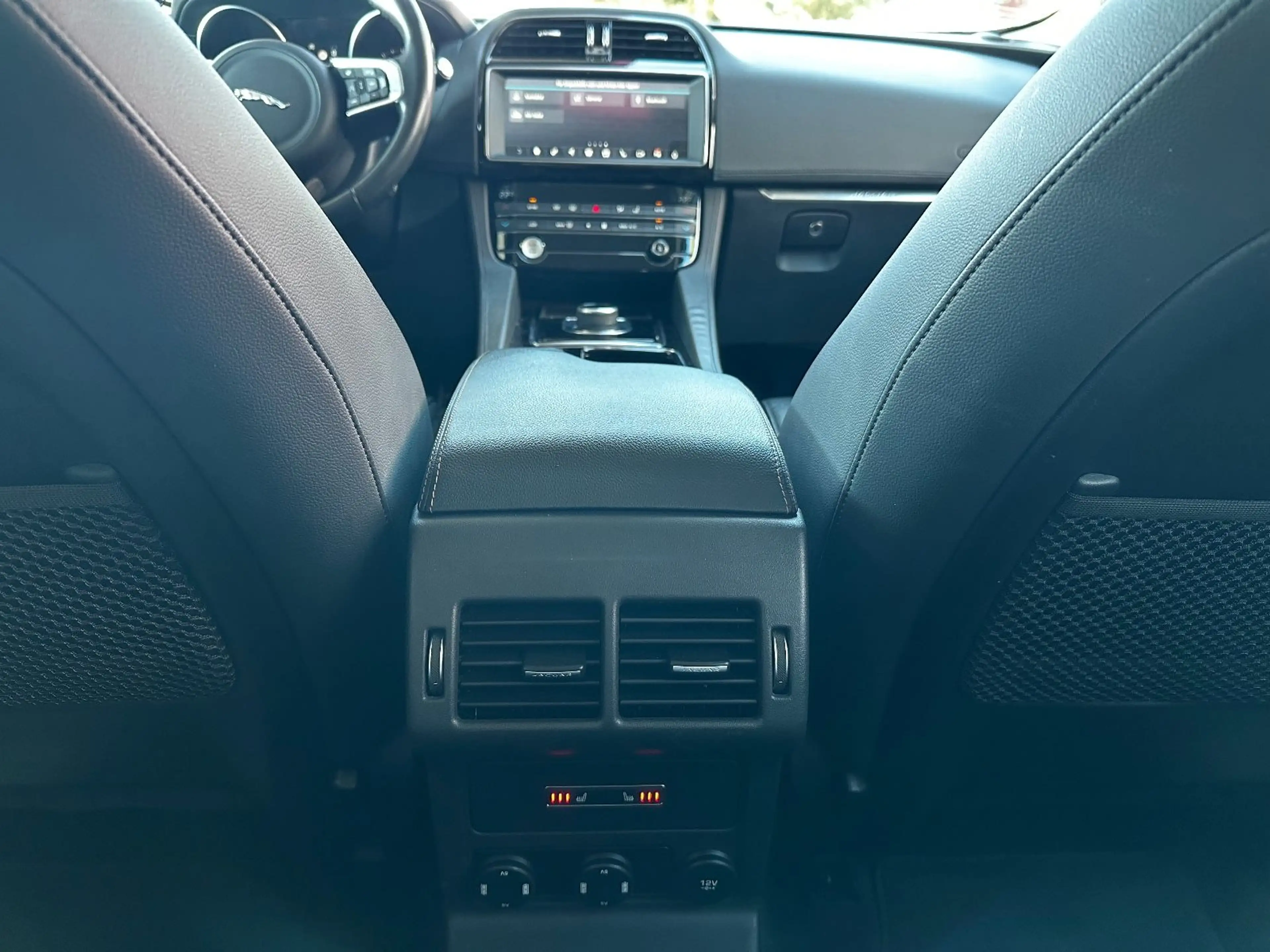 Jaguar F-Pace Prestige AWD — photo 30