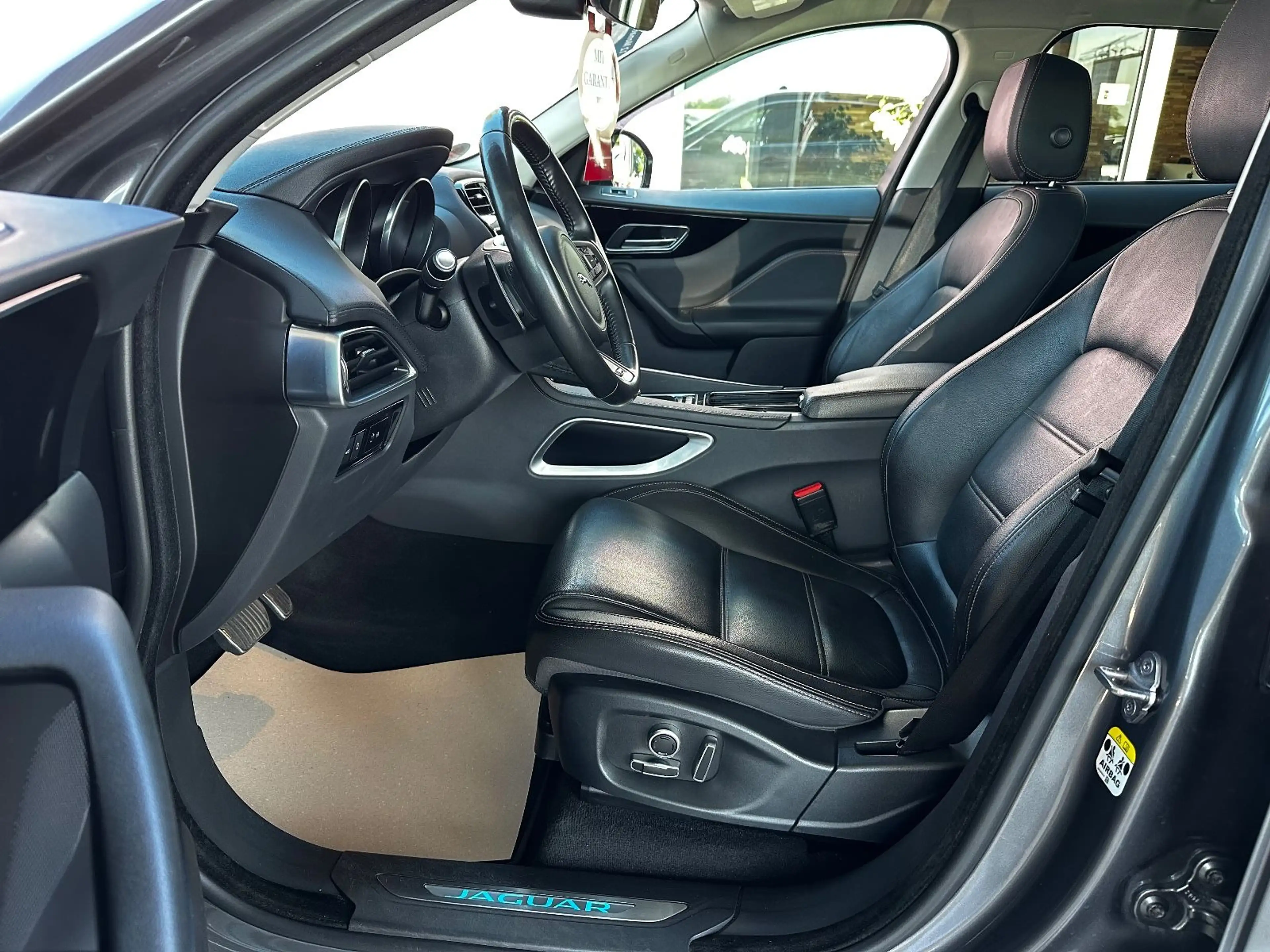 Jaguar F-Pace Prestige AWD — photo 16