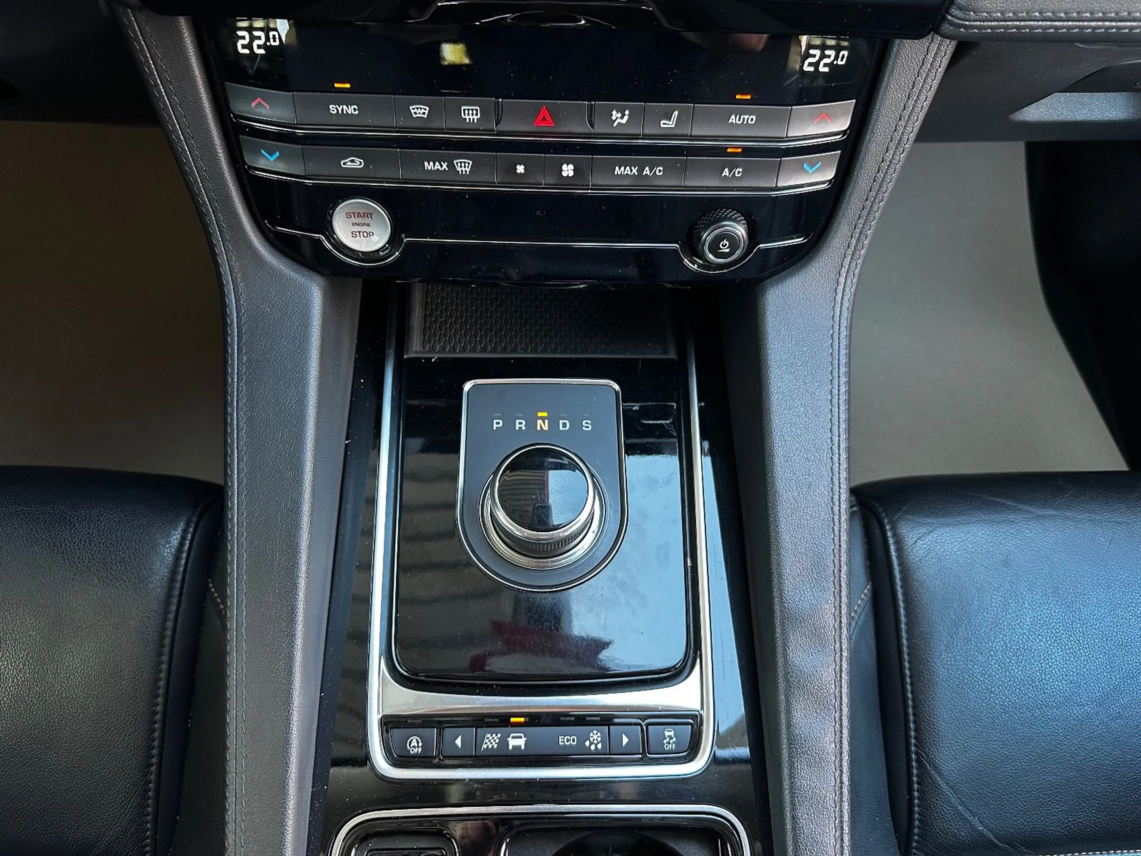 Jaguar F-Pace Prestige AWD — photo 34