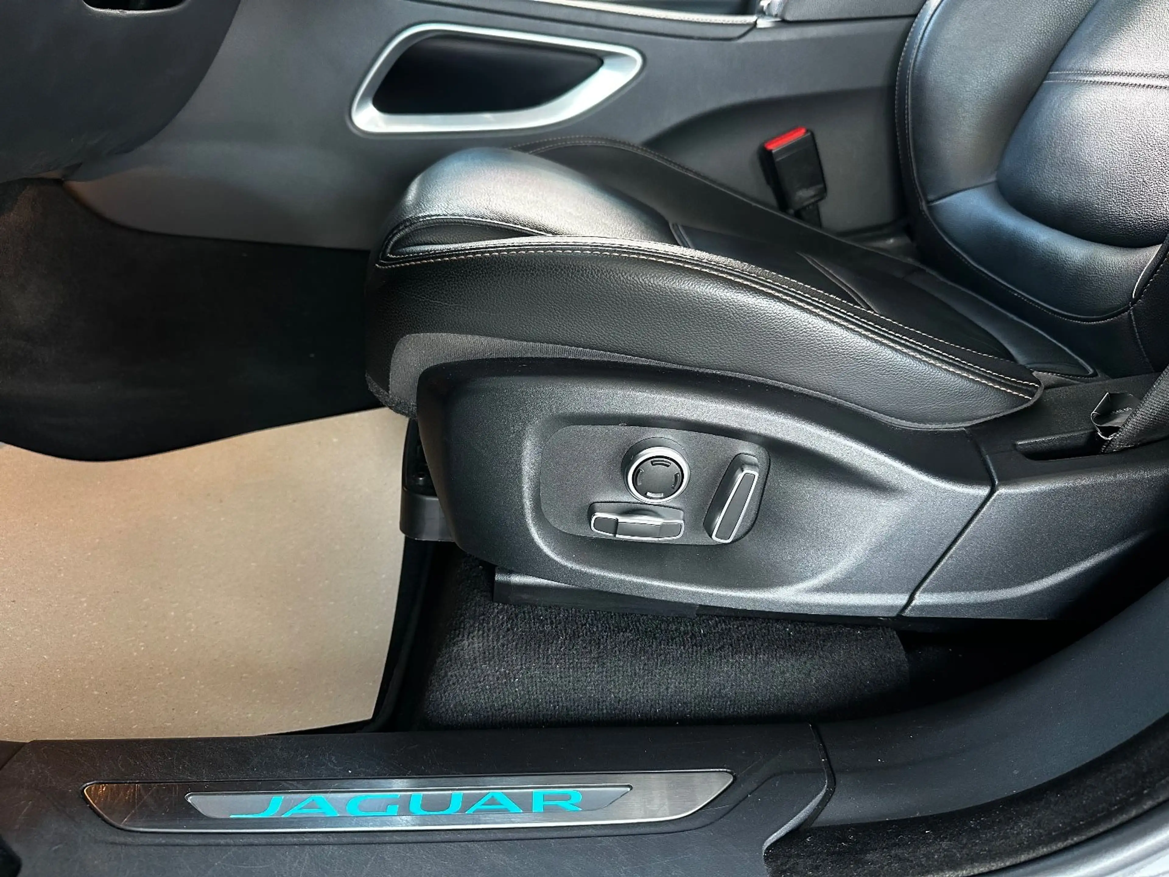 Jaguar F-Pace Prestige AWD — photo 17