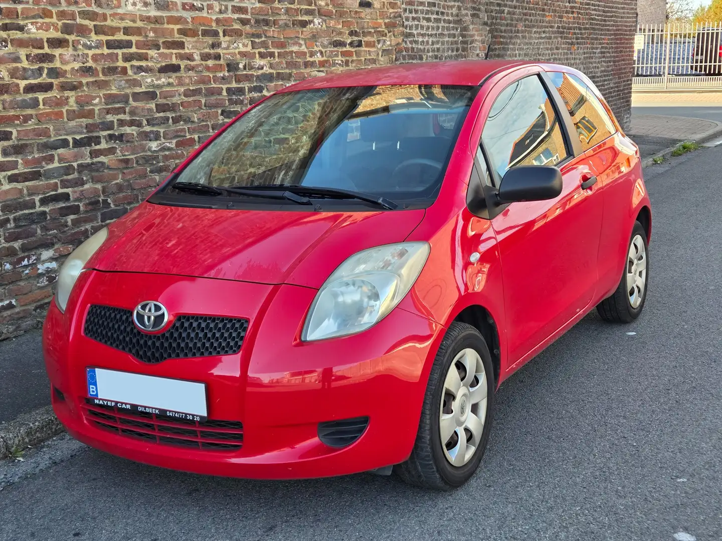 Toyota Yaris 1.0 Essence Euro 4 Rood - 1