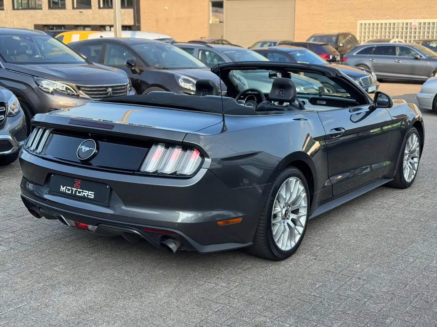 Ford Mustang Convertible 2.3 EcoBoost Gris - 2