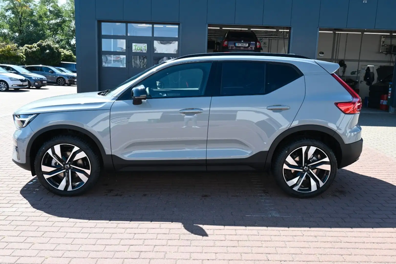 Volvo XC40 B4 DKG Ultra Dark*FSHZG*PANO*360°*ACC*AHK Grau - 2