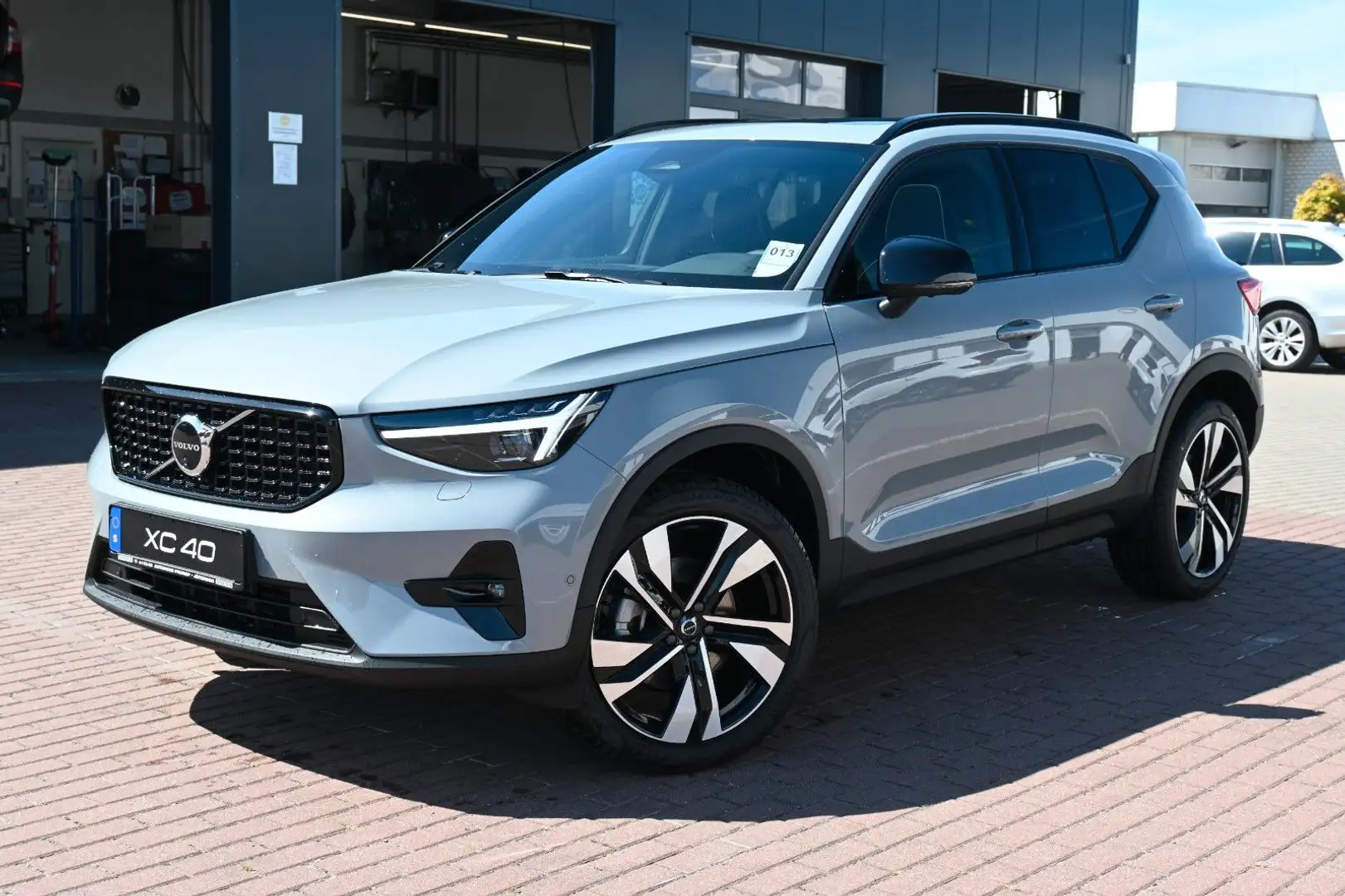 Volvo XC40 B4 DKG Ultra Dark*FSHZG*PANO*360°*ACC*AHK Grau - 1