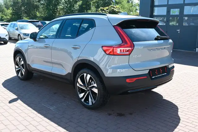 Volvo XC40 view 3