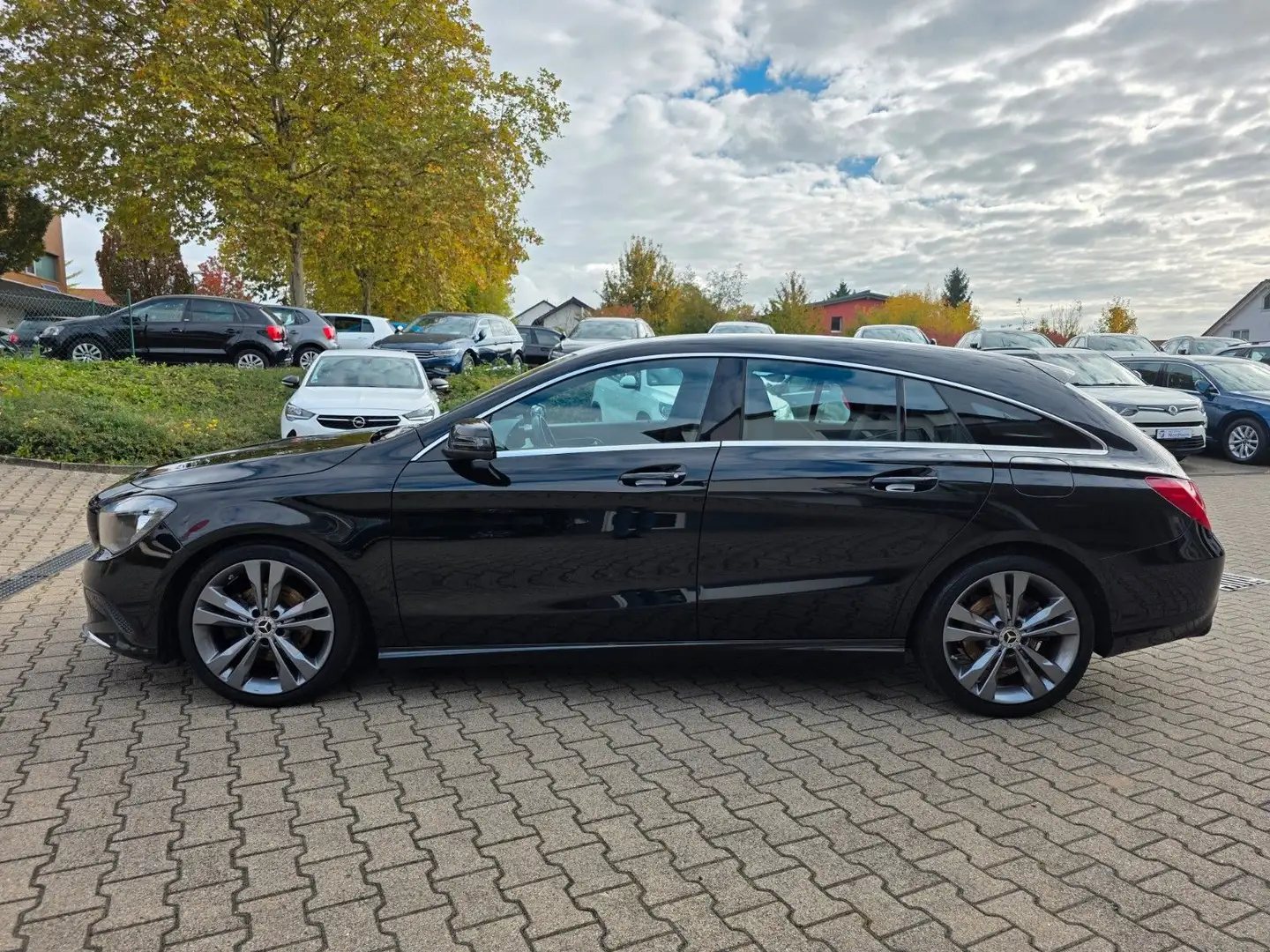 Mercedes-Benz CLA 200 d Shooting Brake Automatik/Navi/EU6 Schwarz - 2