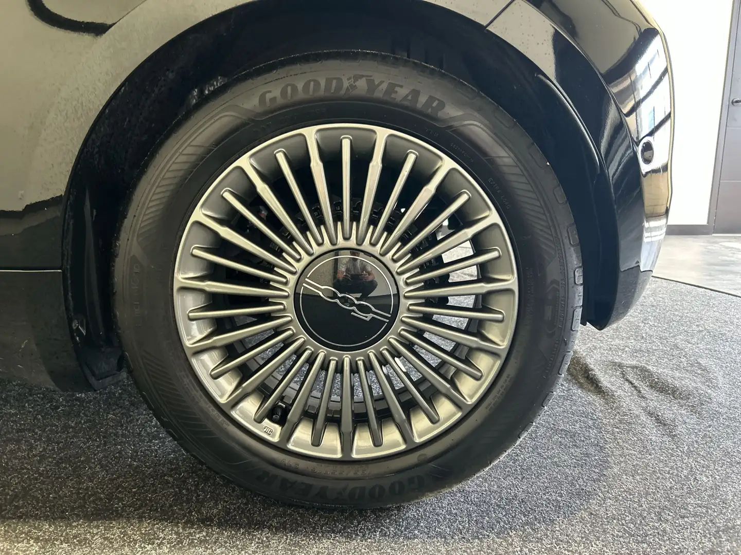 Fiat 500e Cabrio Icon 42 kWh | Navigatie | Automatische airc Zwart - 2