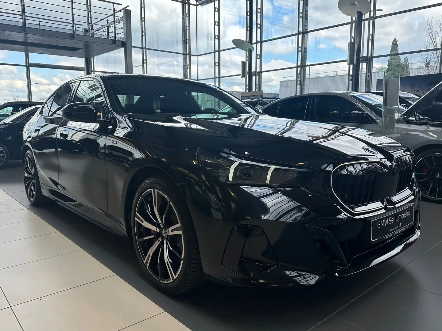 BMW i5 xDrive40 Limousine M-Paket Tageszulassung crna - 2