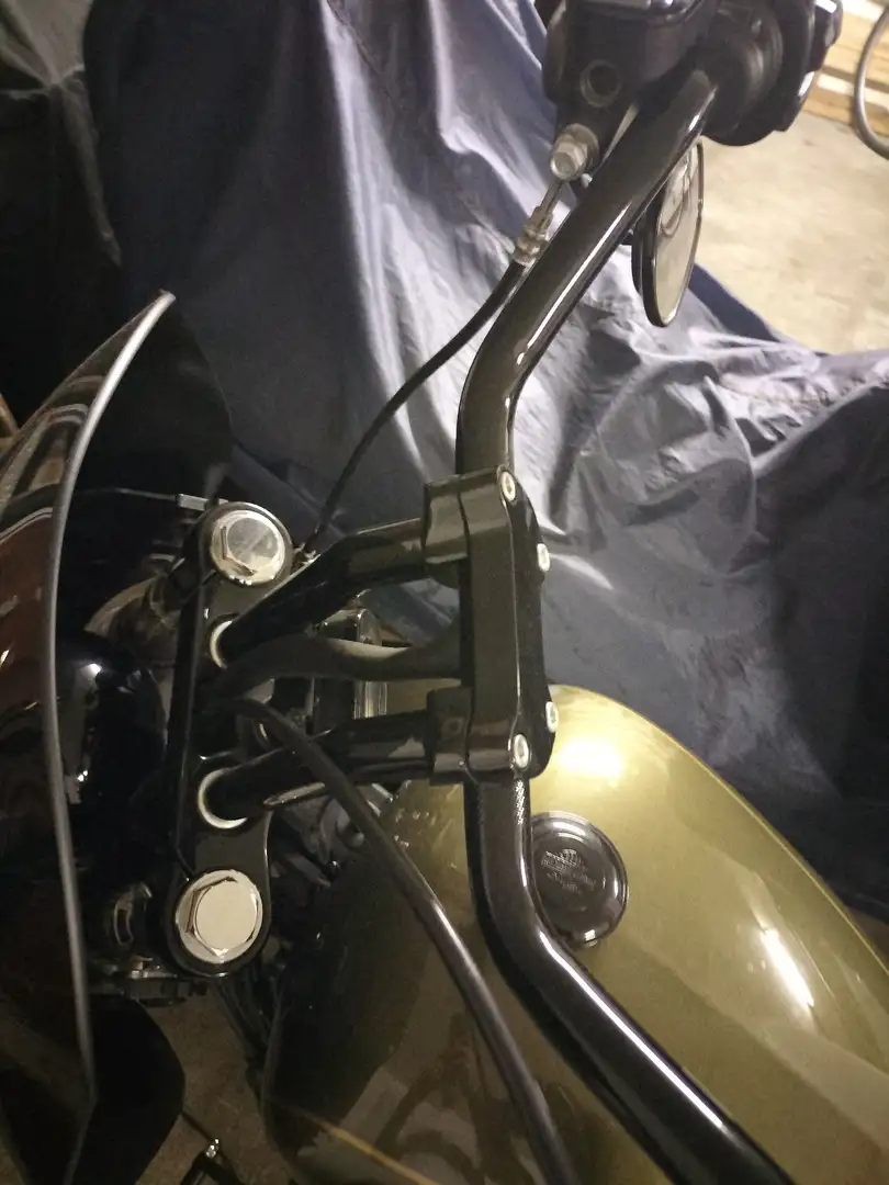 Harley-Davidson Dyna Street Bob Verde - 1