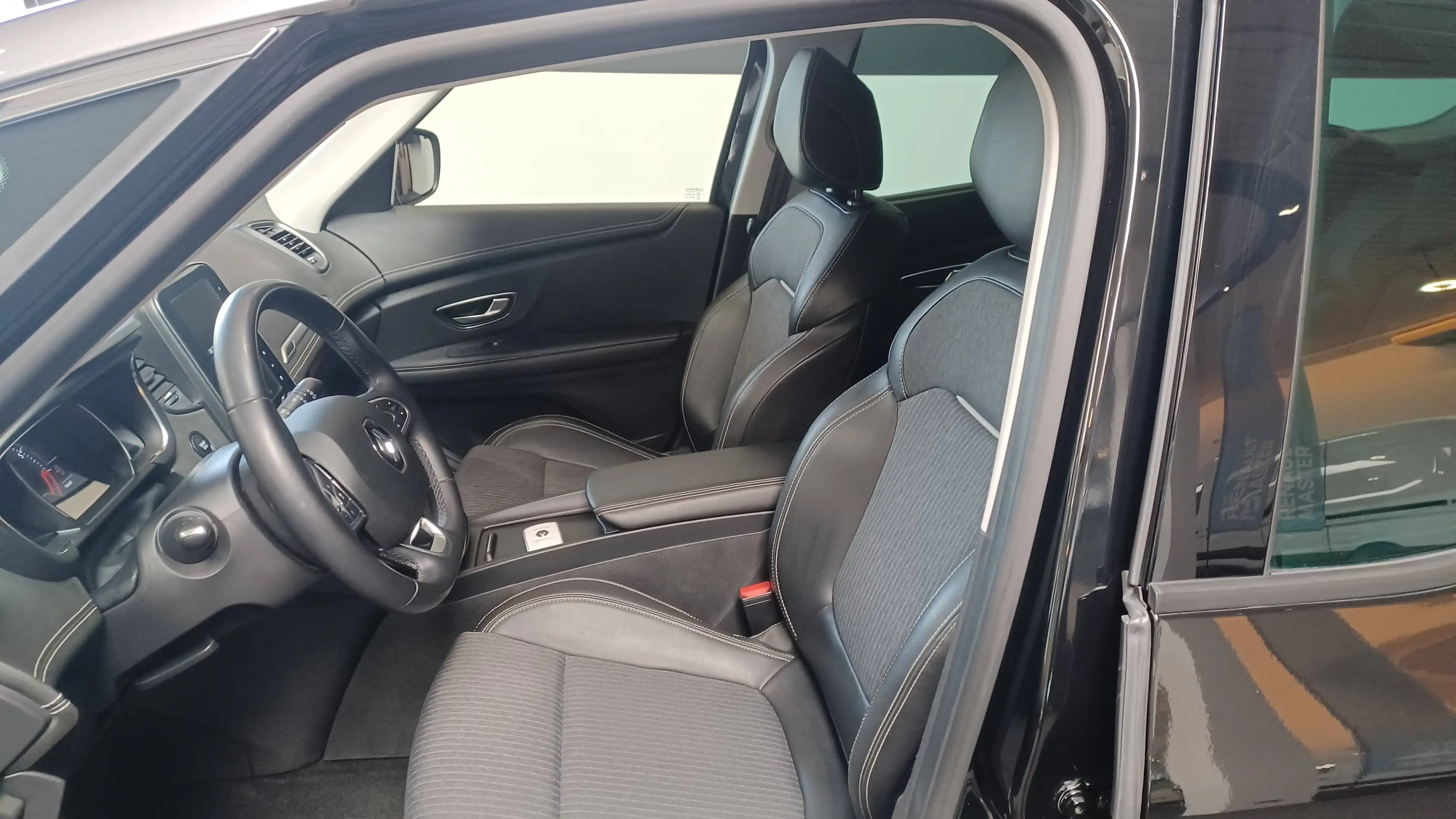 Renault Grand Scenic Grand Scénic 1.33 TCe Techno EDC GPF 7pl — photo 9