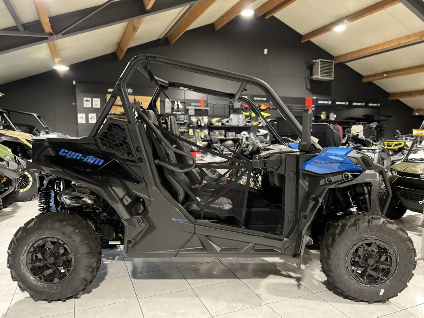 Can-Am Maverick Trail DPS 50 HD 700 T2b ABS + 60Km/h MY23 Negru - 1