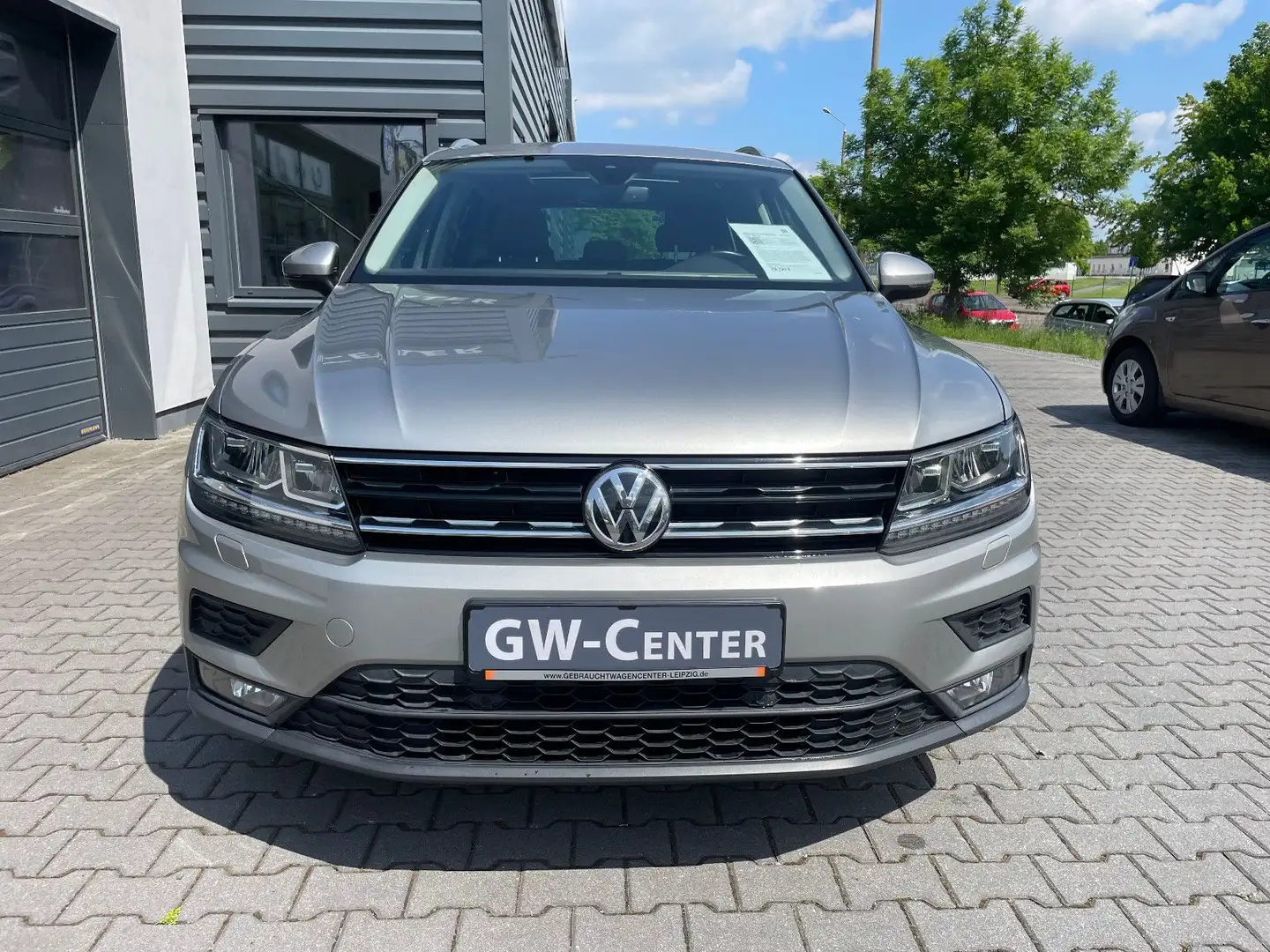 Volkswagen Tiguan Sound DSG / ACC / Navi / LED / CarPlay Zilver - 2
