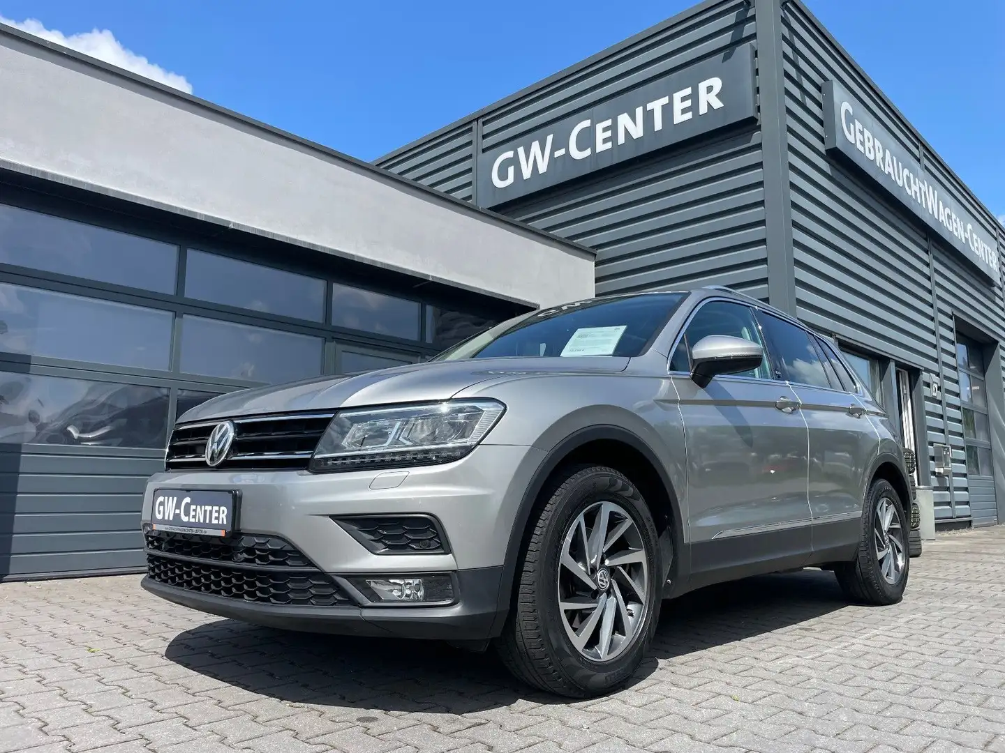Volkswagen Tiguan Sound DSG / ACC / Navi / LED / CarPlay Zilver - 1