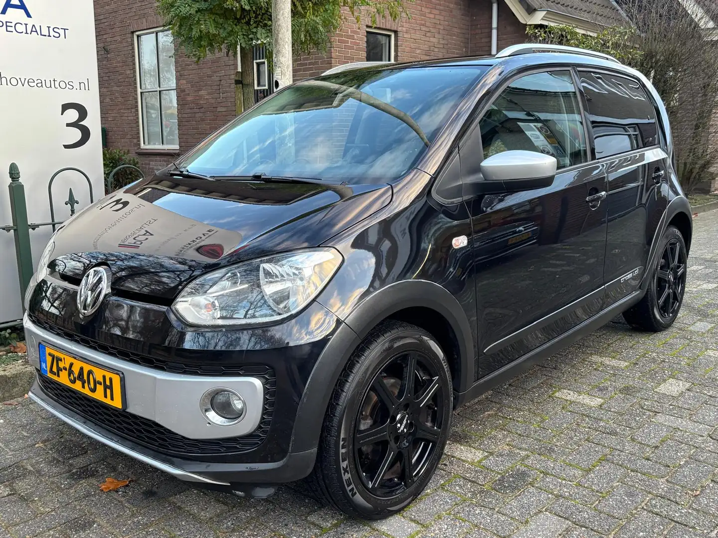 Volkswagen up! 1.0 cross up! BlueMotion Zwart - 2