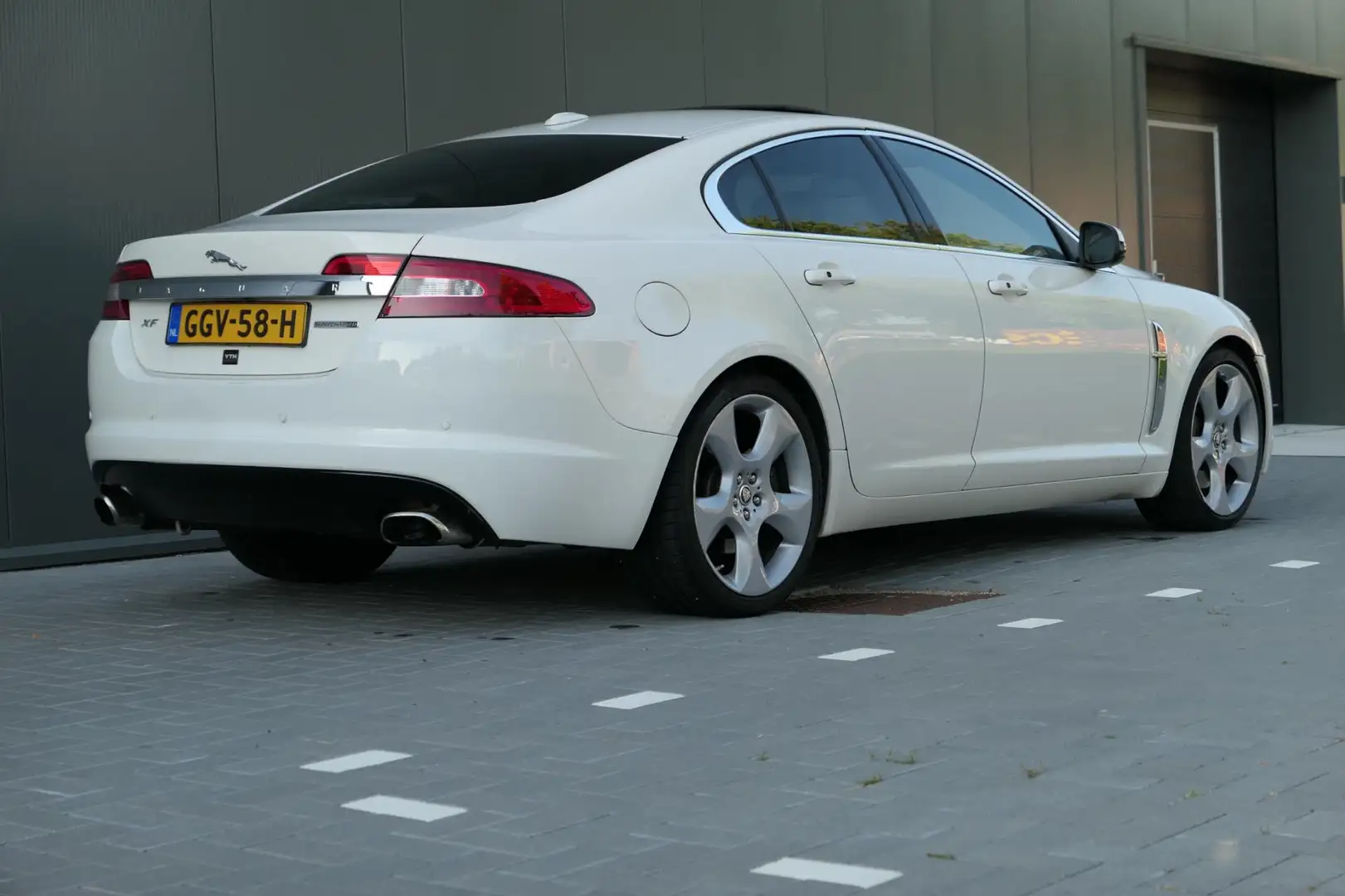 Jaguar XF 4.2 V8 SV8 Supercharged 426pk Schuifdak Youngtimer Wit - 2
