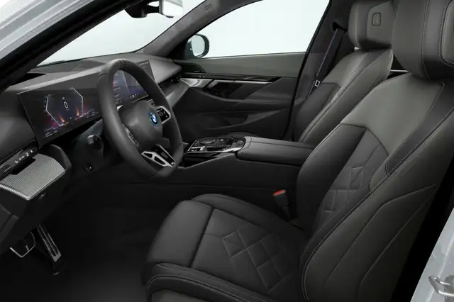 BMW 5 Series view 4