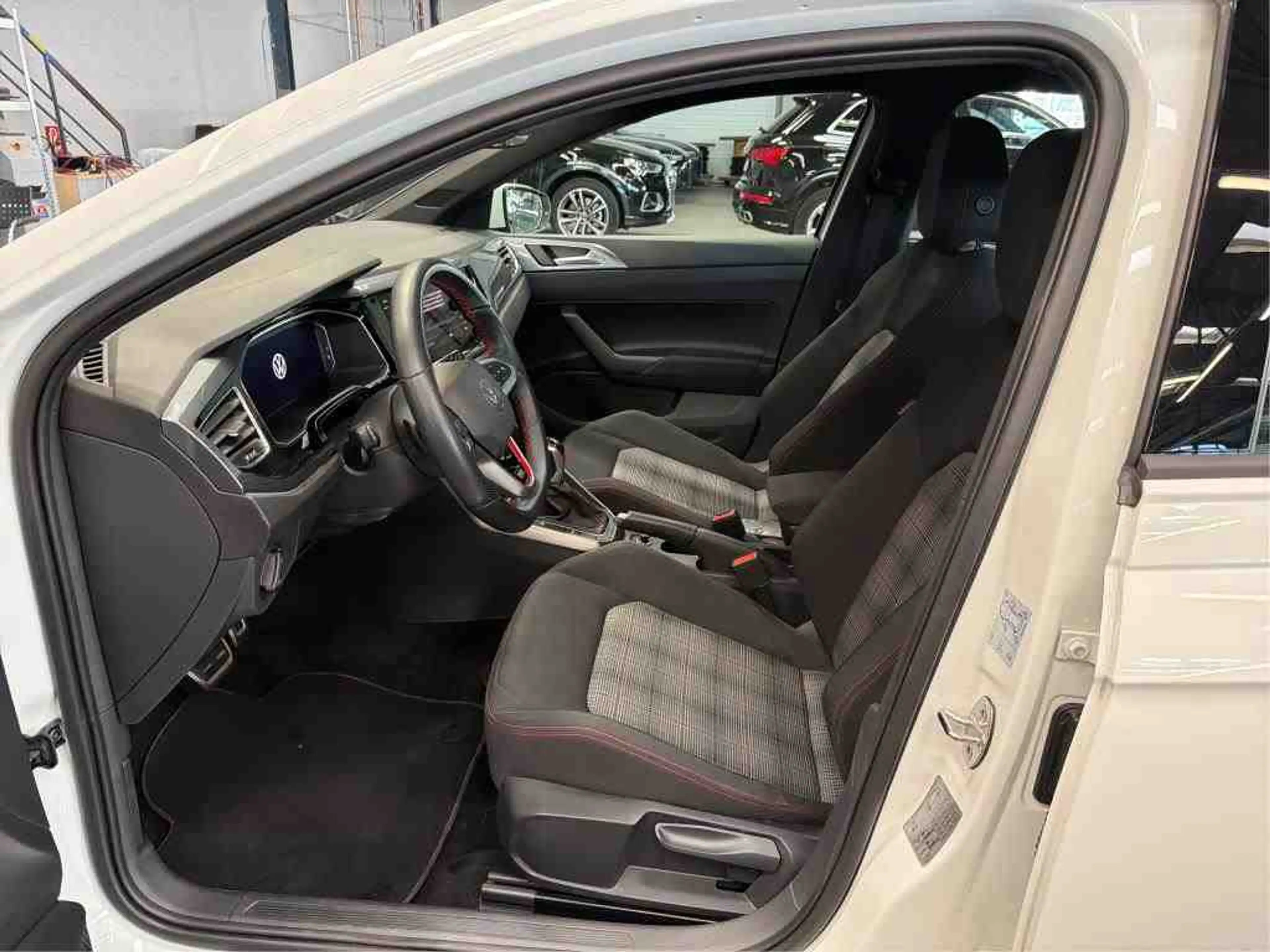 Volkswagen Polo GTI 2.0 TSI Sitzh LED LM18 Faro AUT LED PDC — photo 7