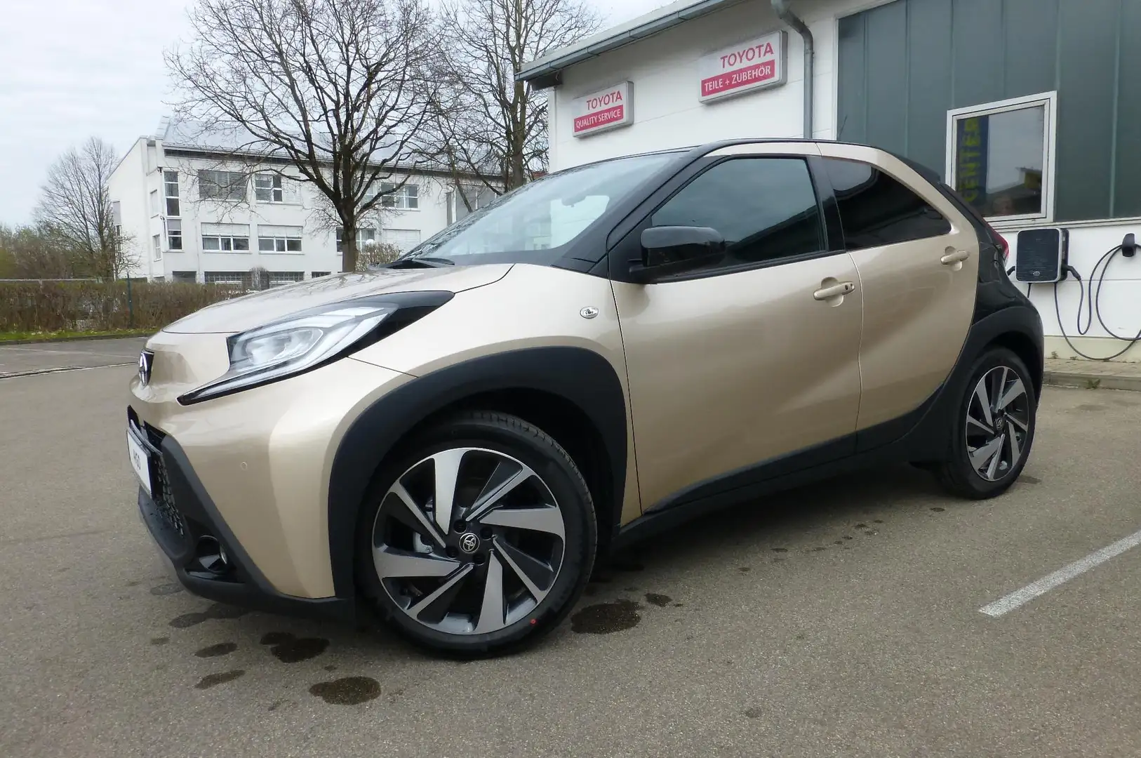 Toyota Aygo X Explore  Envy, 10,5" Cloud-Navi, 18" LM-Felgen,... Goud - 1