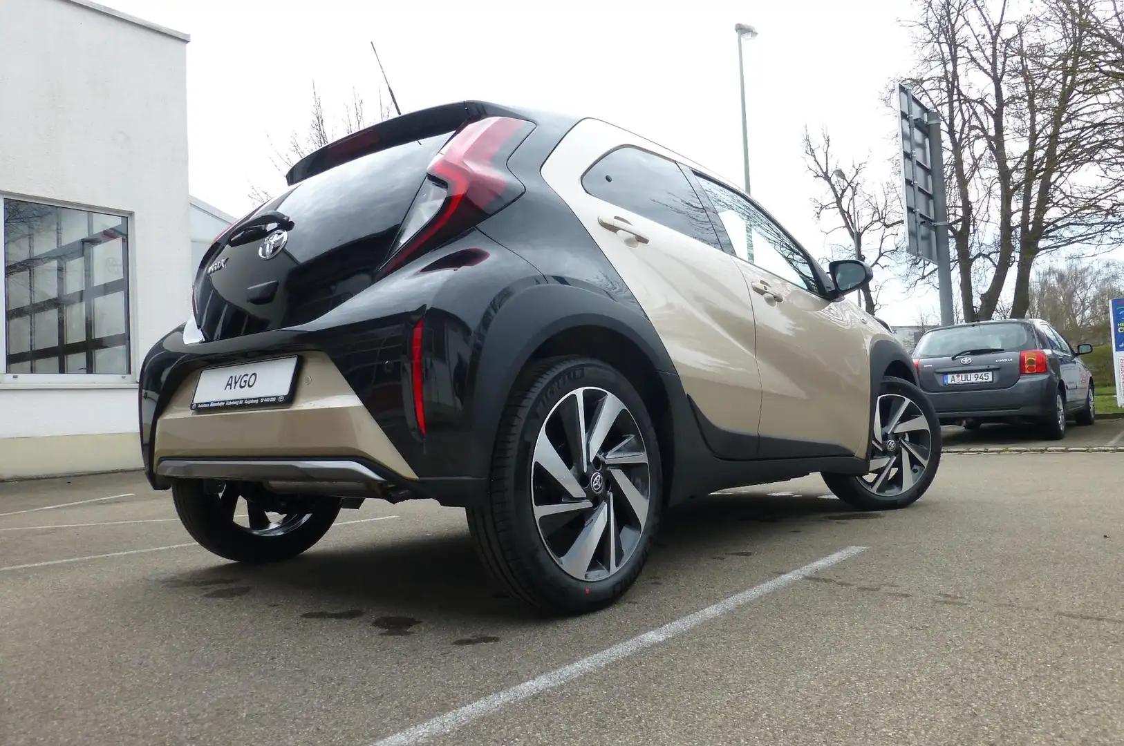 Toyota Aygo X Explore  Envy, 10,5" Cloud-Navi, 18" LM-Felgen,... Goud - 2