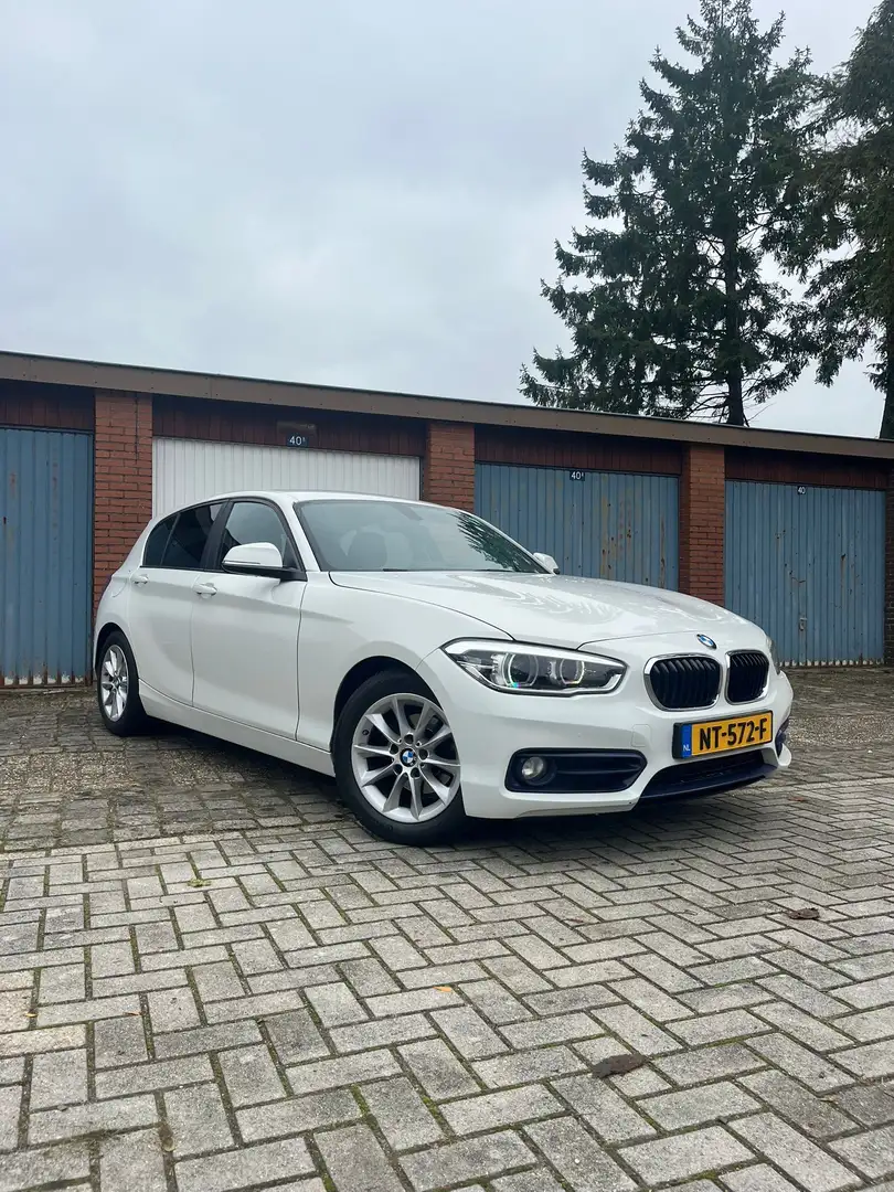BMW 116 Sport M Pakket / PDC / Camera / Stoelverwarming Wit - 1