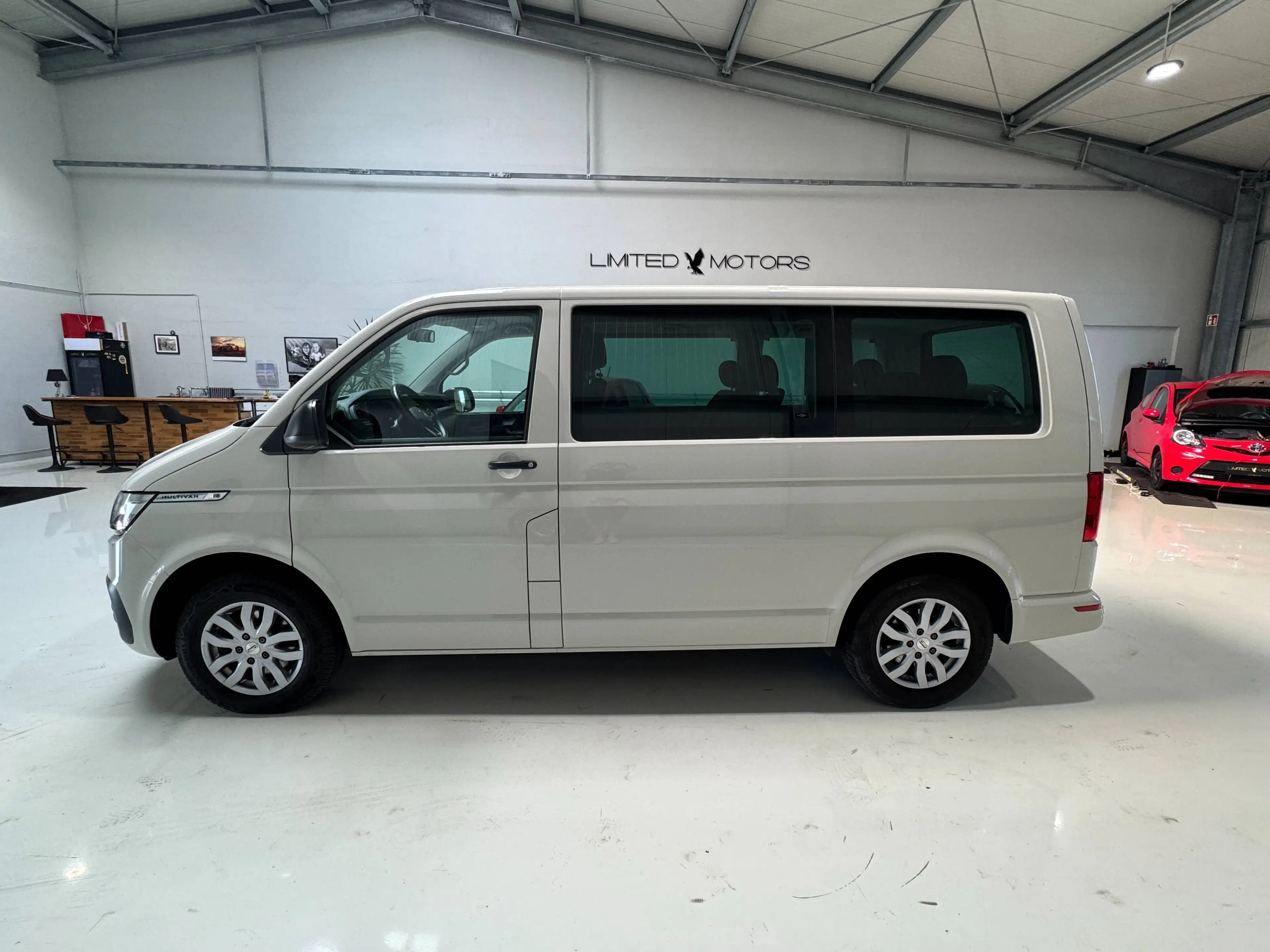 Volkswagen T6.1 Multivan Standhzg Kamera Klimaaut Sitzhzg Navi Service TÜV neu — photo 8