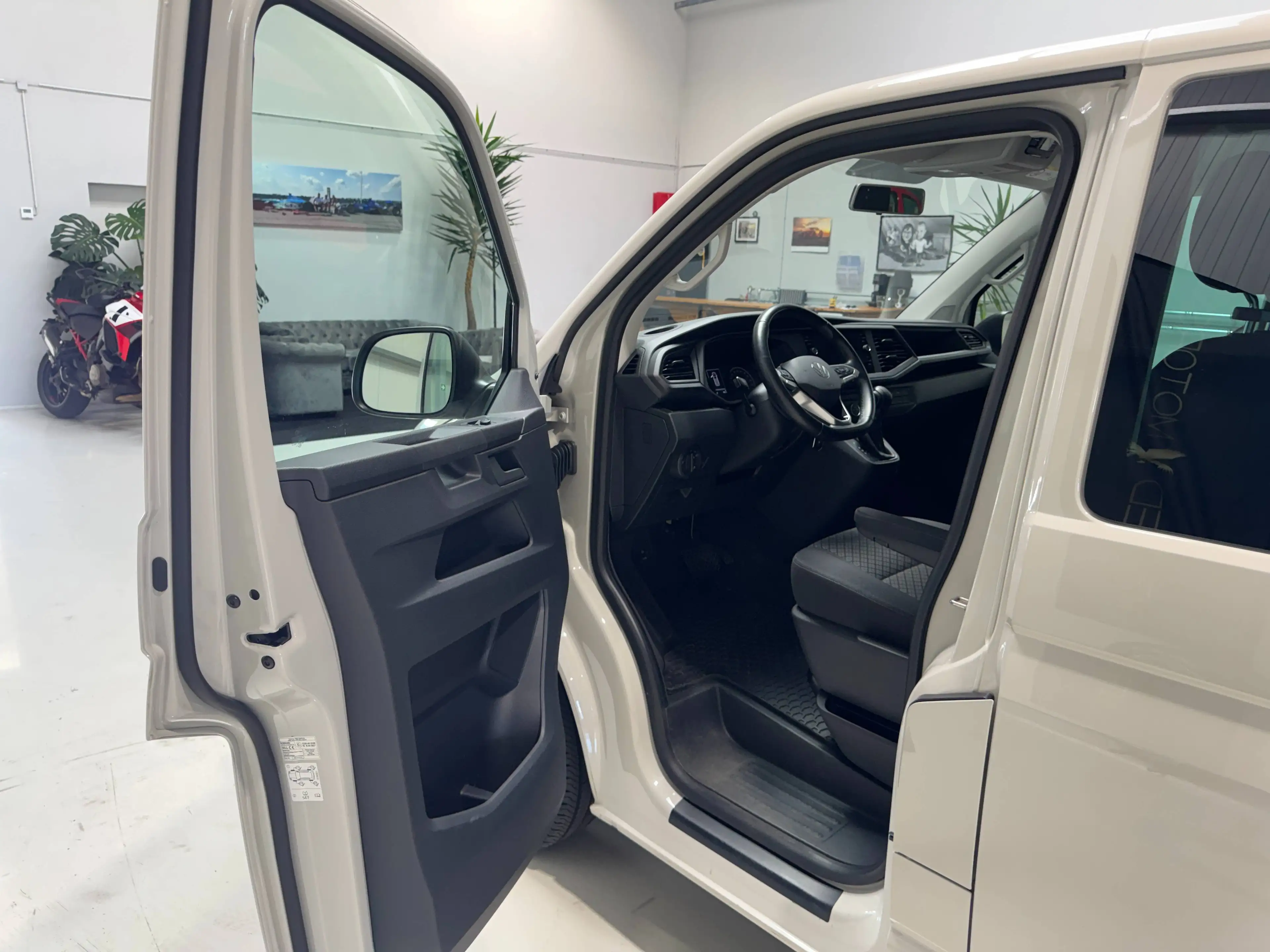 Volkswagen T6.1 Multivan Standhzg Kamera Klimaaut Sitzhzg Navi Service TÜV neu — photo 9