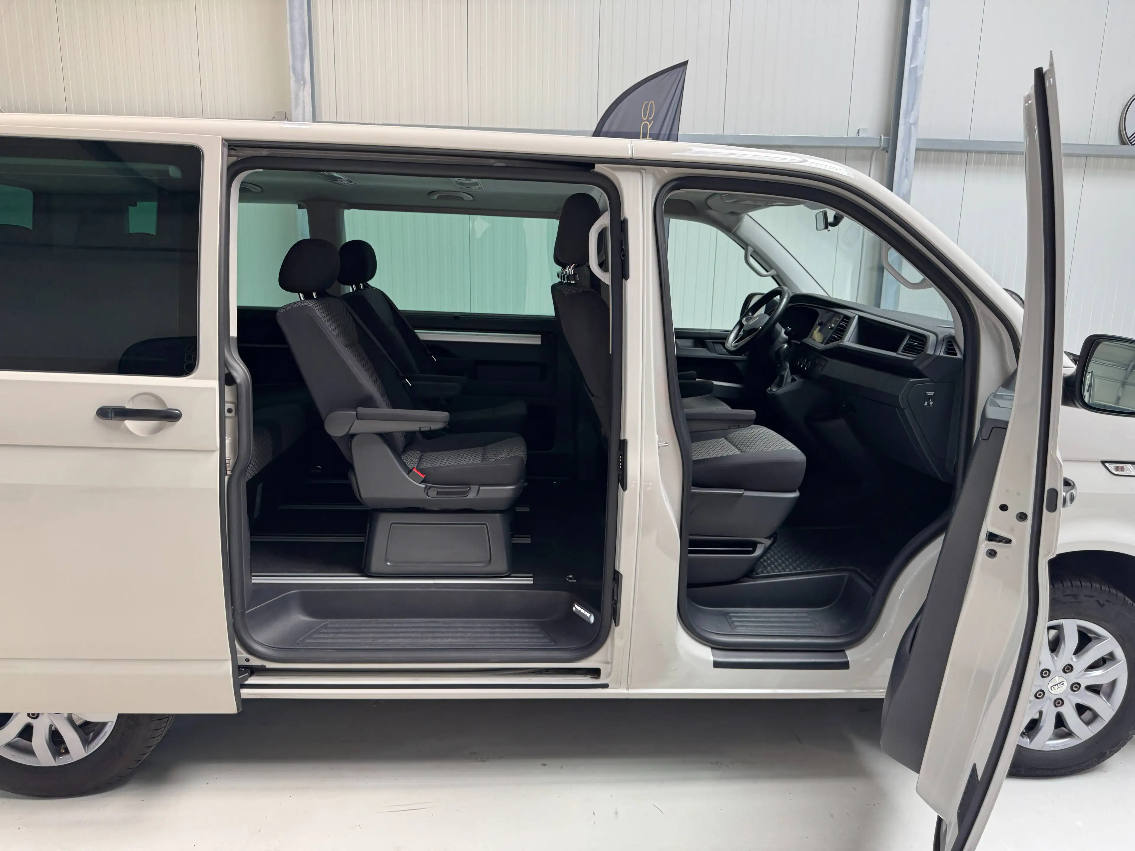 Volkswagen T6.1 Multivan Standhzg Kamera Klimaaut Sitzhzg Navi Service TÜV neu — photo 12