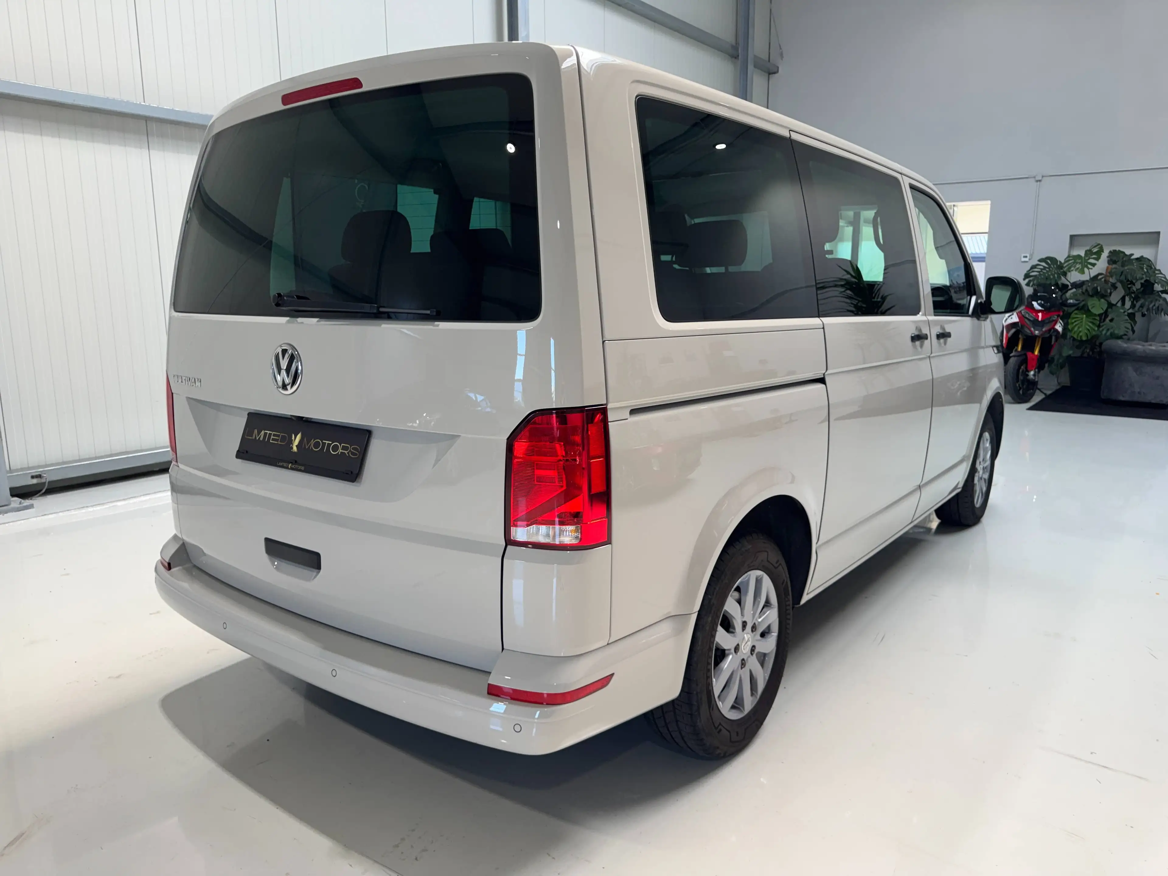 Volkswagen T6.1 Multivan Standhzg Kamera Klimaaut Sitzhzg Navi Service TÜV neu — photo 5