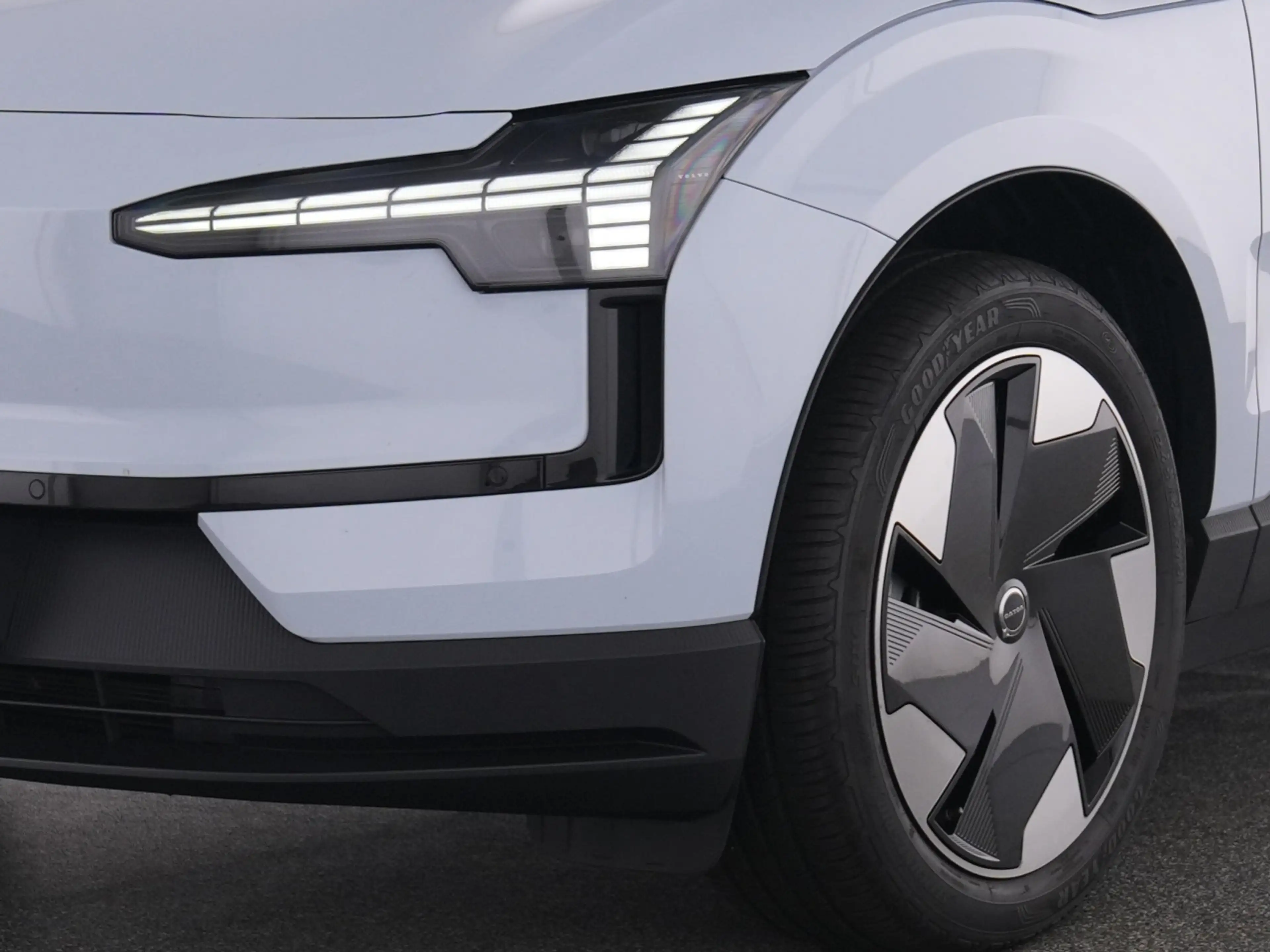 Volvo EX30 PURE ELECTRIC RWD PLUS WINTERPAK+LM19+NAVI+ — photo 10