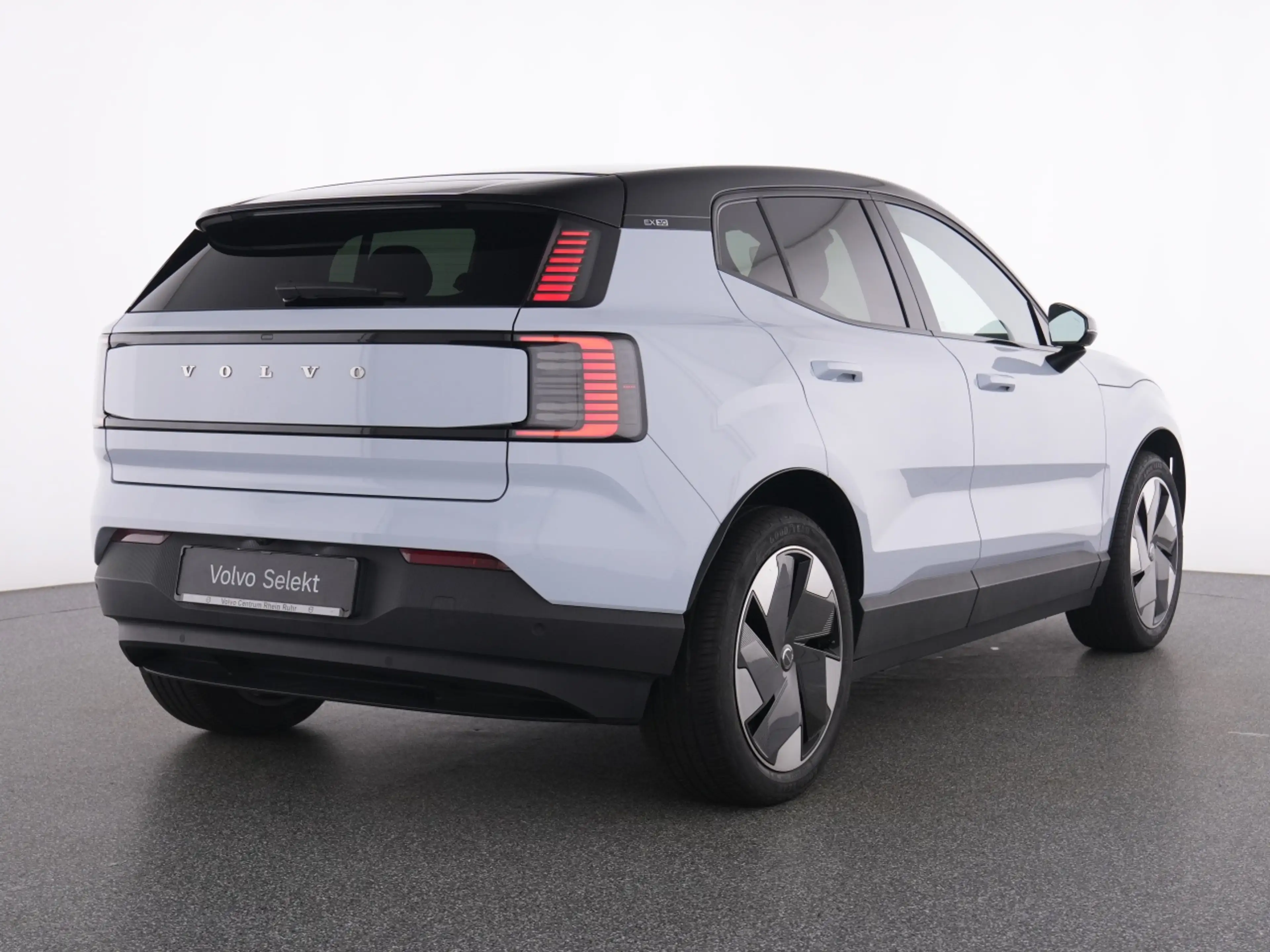 Volvo EX30 PURE ELECTRIC RWD PLUS WINTERPAK+LM19+NAVI+ — photo 4