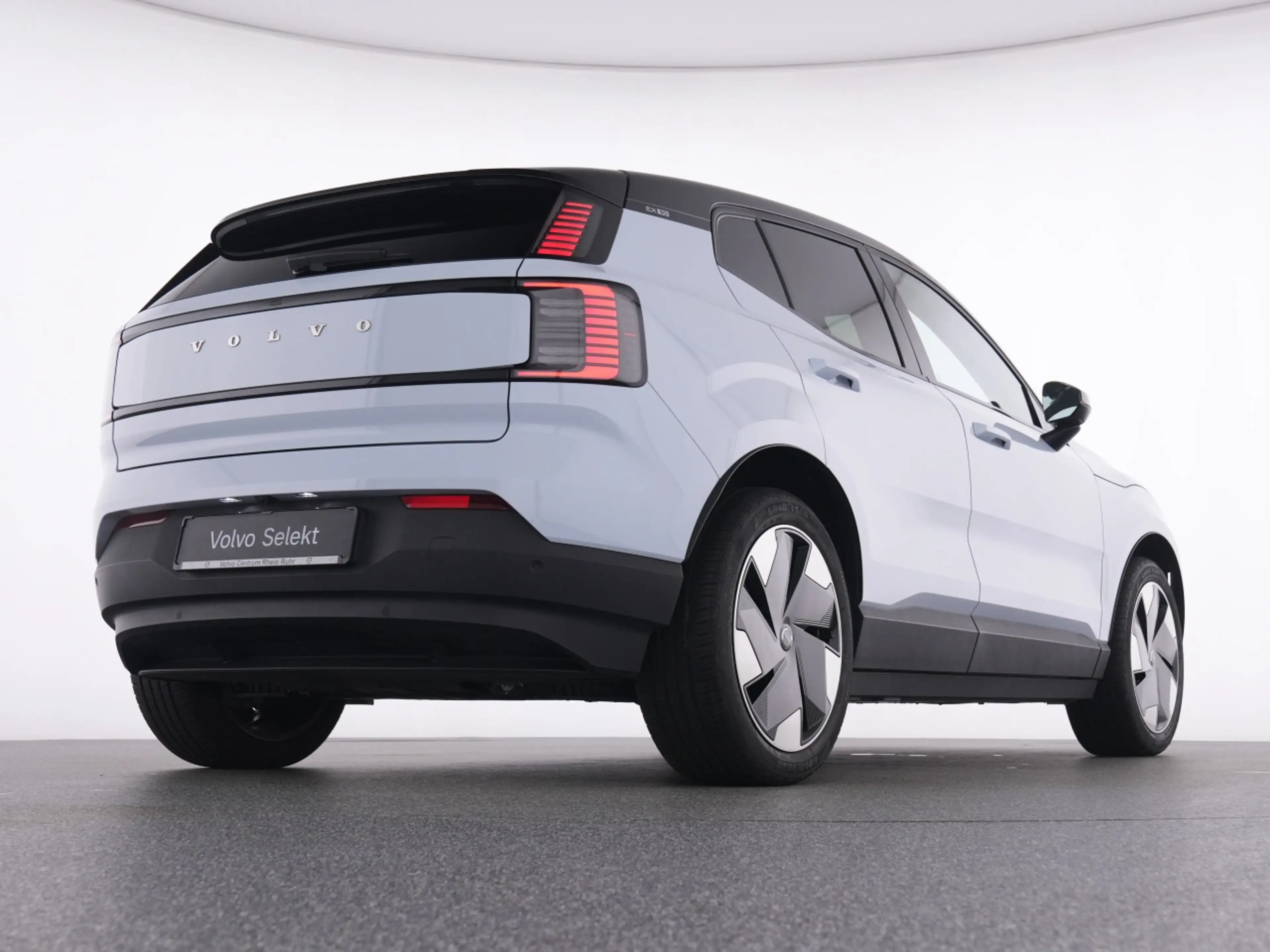Volvo EX30 PURE ELECTRIC RWD PLUS WINTERPAK+LM19+NAVI+ — photo 9