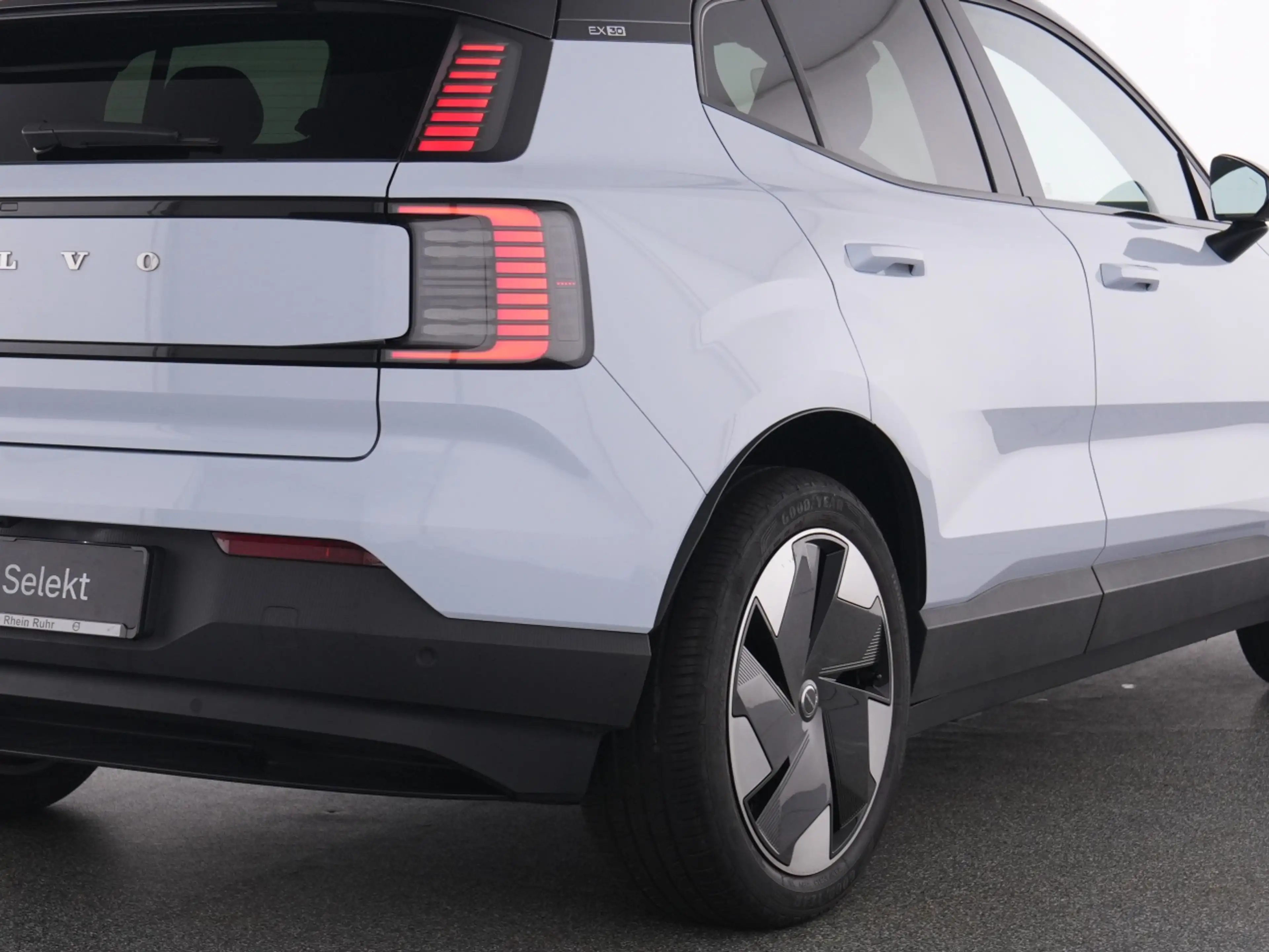 Volvo EX30 PURE ELECTRIC RWD PLUS WINTERPAK+LM19+NAVI+ — photo 11