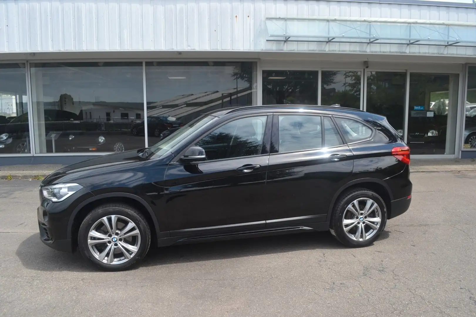 BMW X1 Baureihe X1 sDrive 20 i Sport Line Schwarz - 1