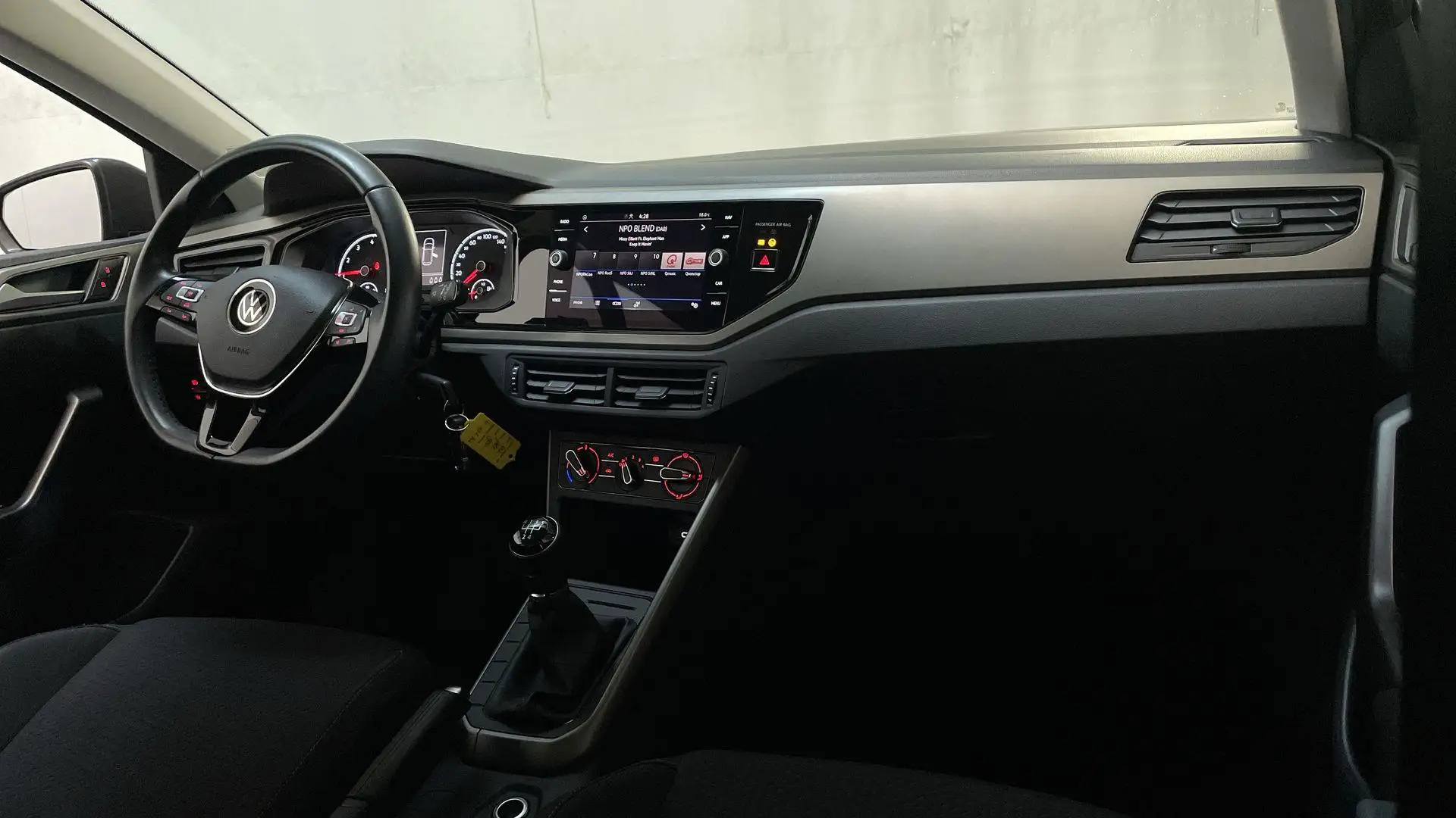 Volkswagen Polo 1.0 TSI Comfortline App-Connect DAB+ Adaptive Crui Grijs - 2