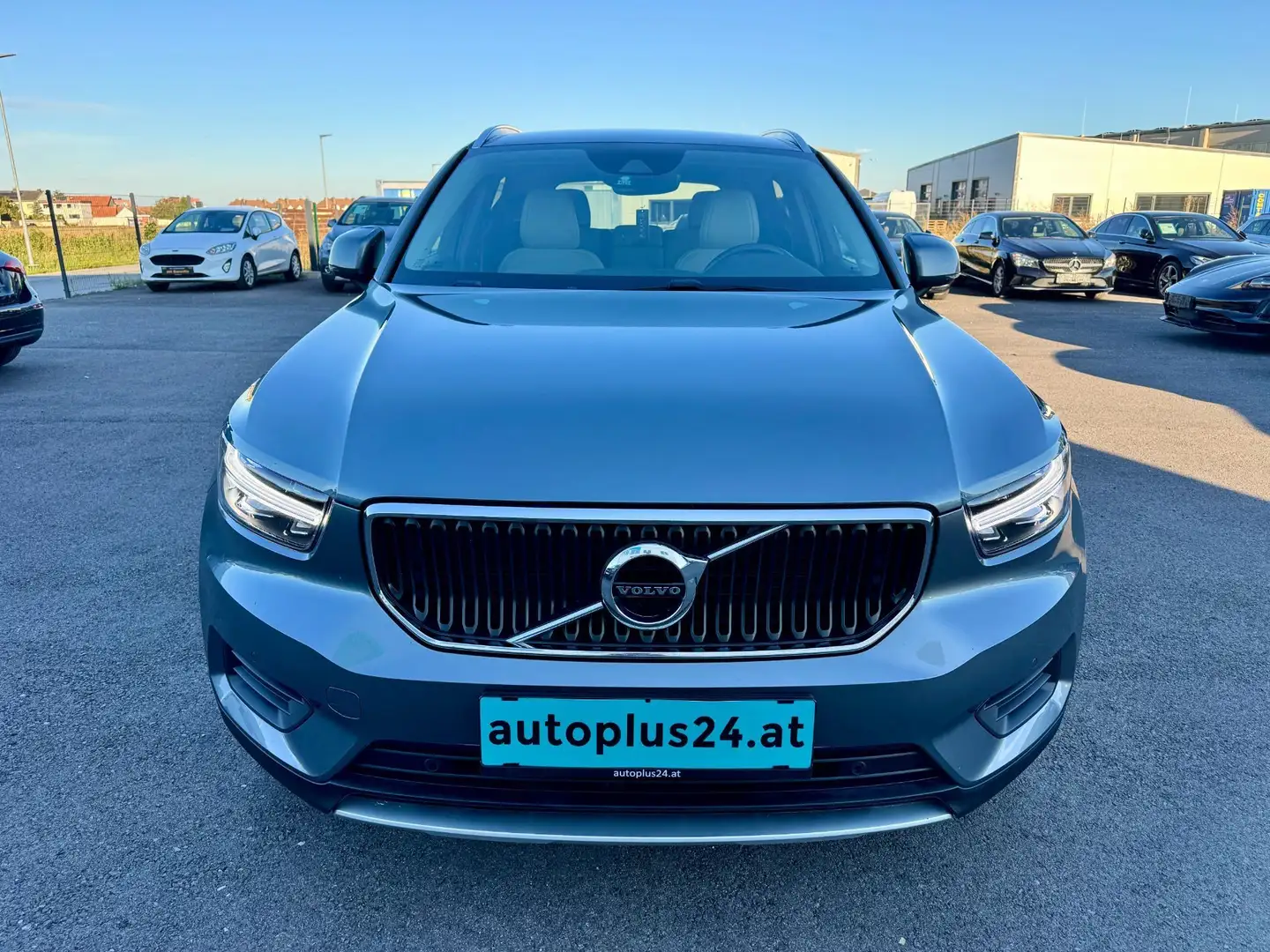 Volvo XC40 D3 Momentum AWD Geartronic Grau - 2