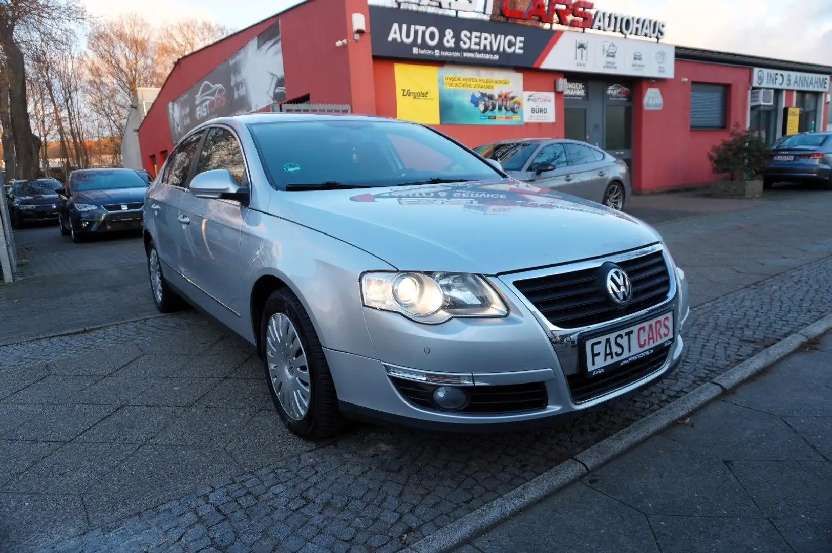 Volkswagen Passat Lim. Comfortline PDC SHZ Tempomat Silber - 2