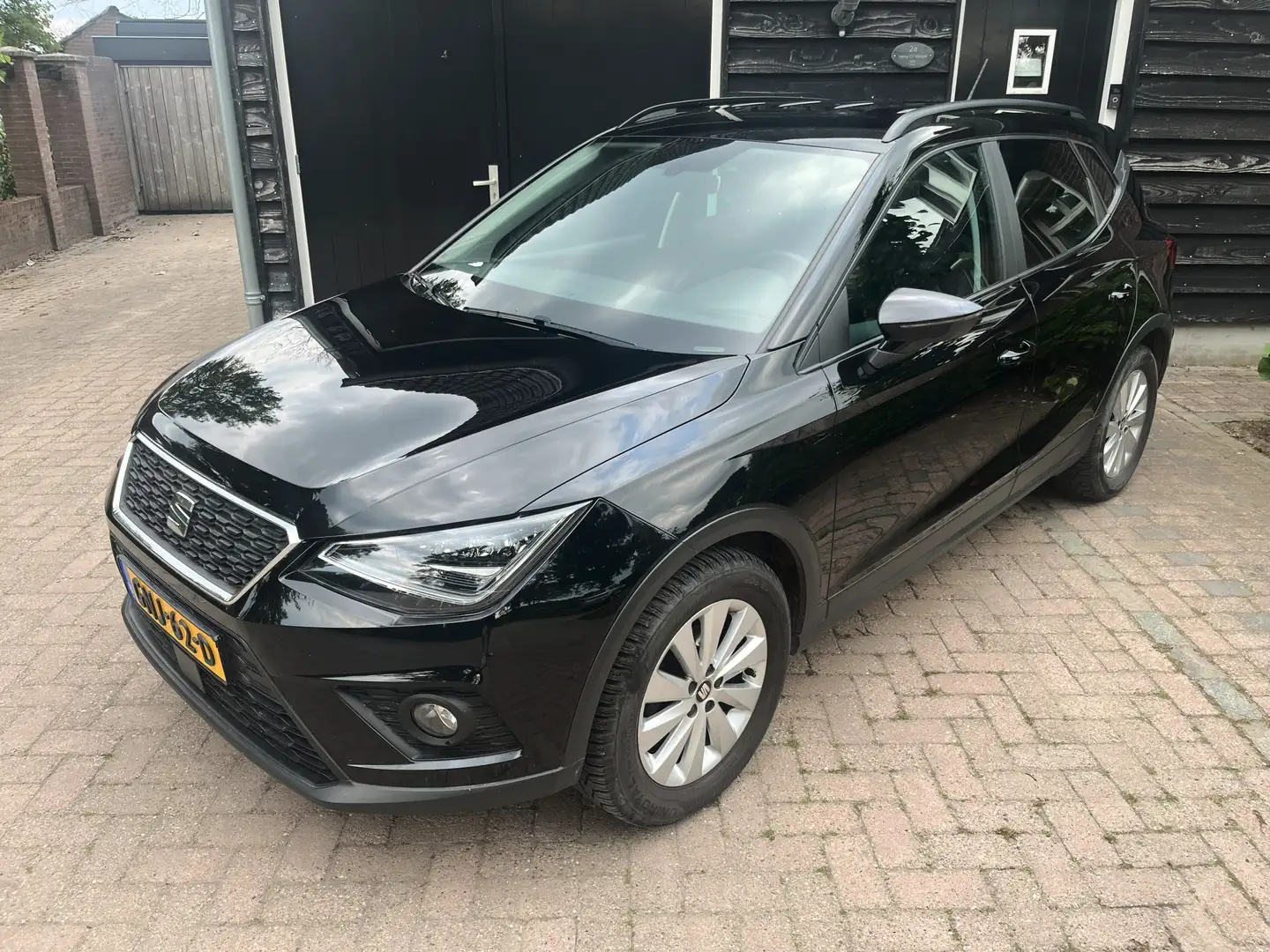 SEAT Arona 1.0 TSI 95pk NAVI/APPLE CARPL/LED/LEDER-ALCANTARA Zwart - 1