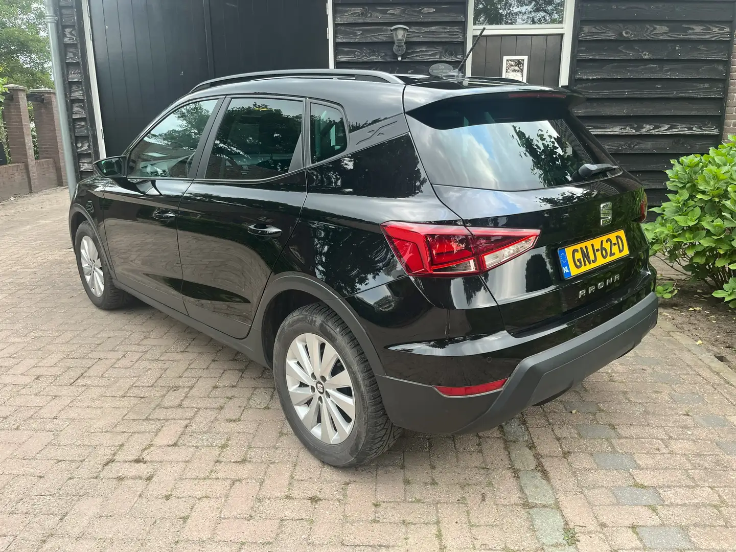 SEAT Arona 1.0 TSI 95pk NAVI/APPLE CARPL/LED/LEDER-ALCANTARA Zwart - 2