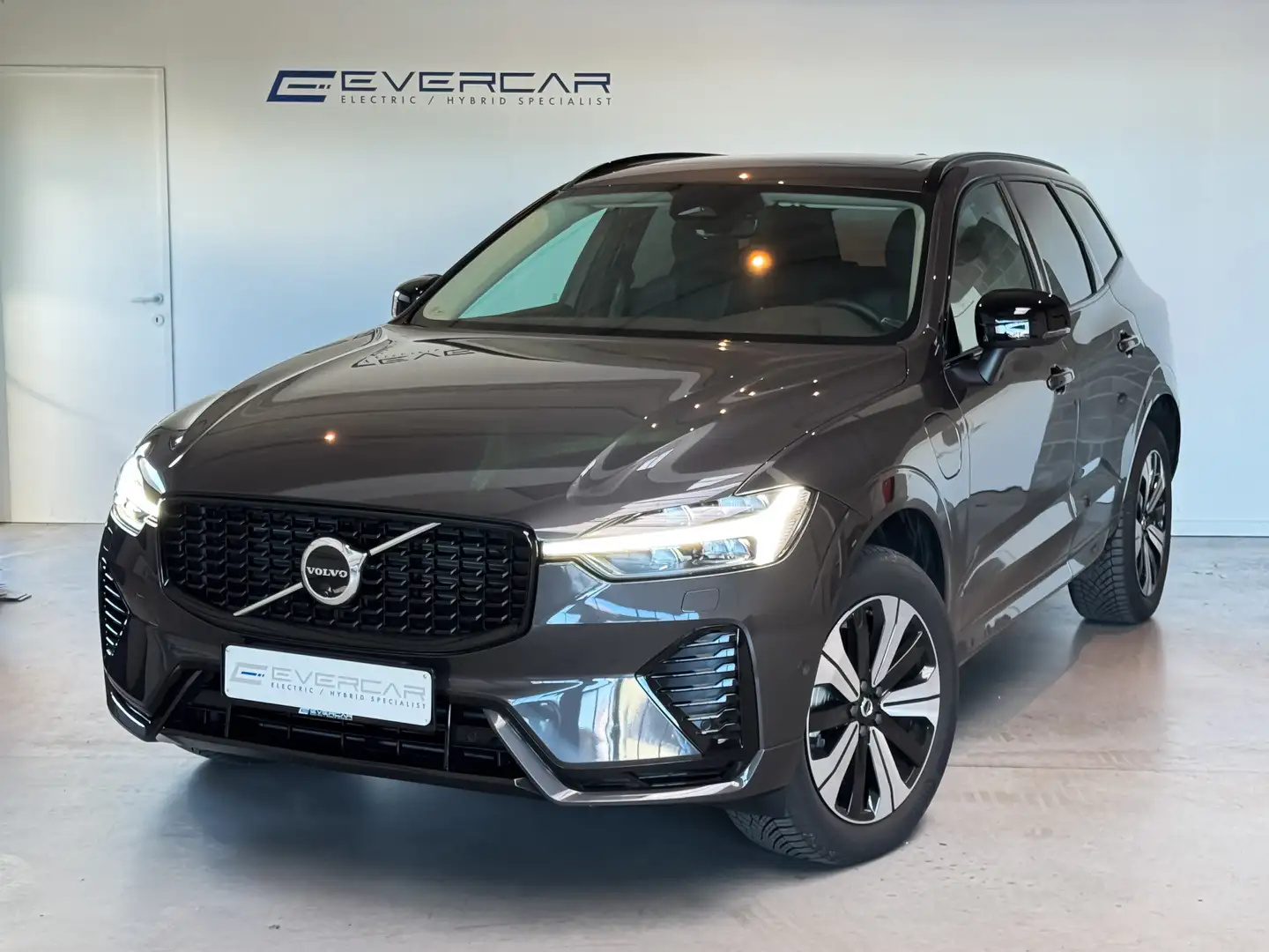 Volvo XC60 2.0 T6 PHEV AWD Plus Dark (257kW) Gris - 1