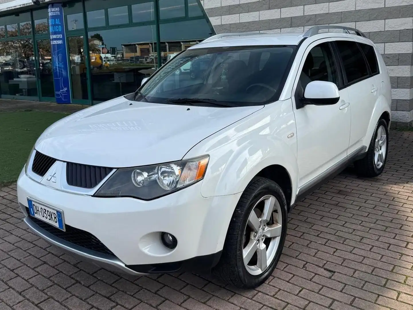 Mitsubishi Outlander Outlander II 2007 2.0 di-d Instyle 7p. DPF Weiß - 2