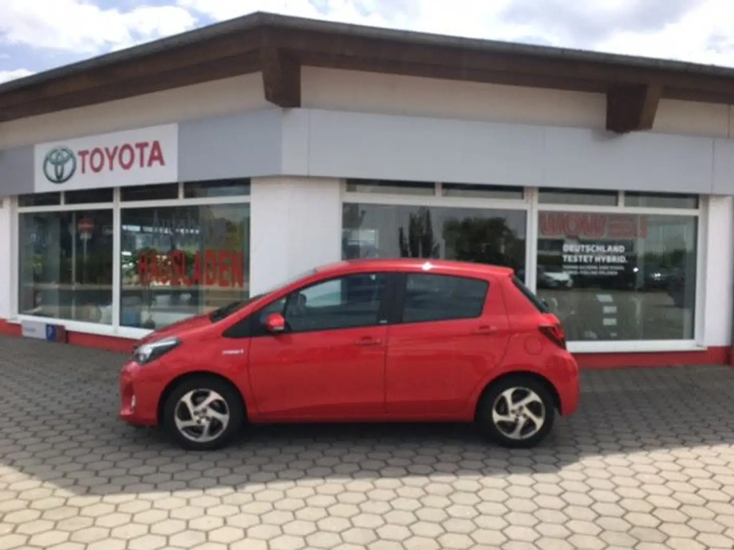 Toyota Yaris Edition-S Hybrid Rood - 2